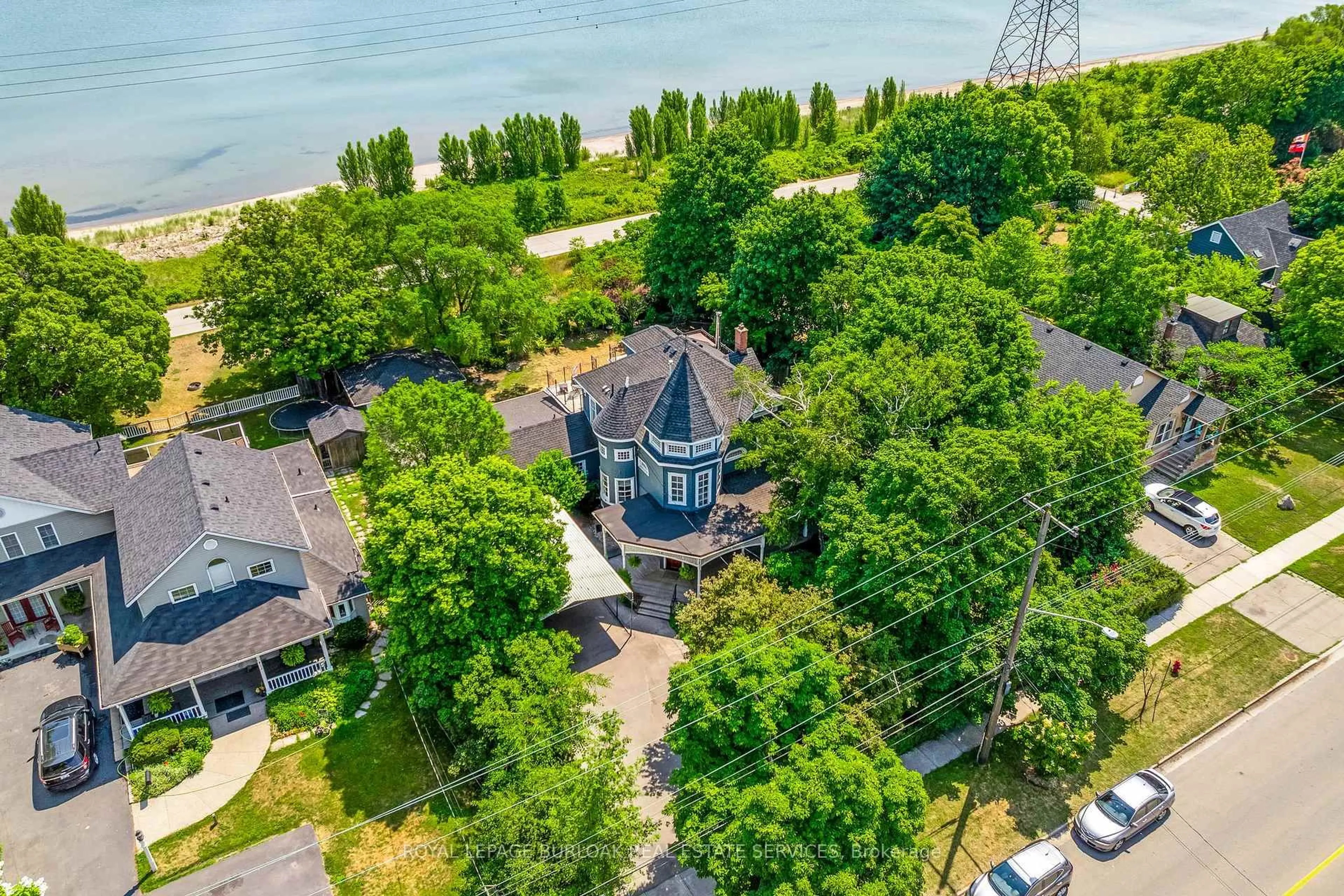 A pic from outside/outdoor area/front of a property/back of a property/a pic from drone, water/lake/river/ocean view for 957 Beach Blvd, Hamilton Ontario L8H 6Z7