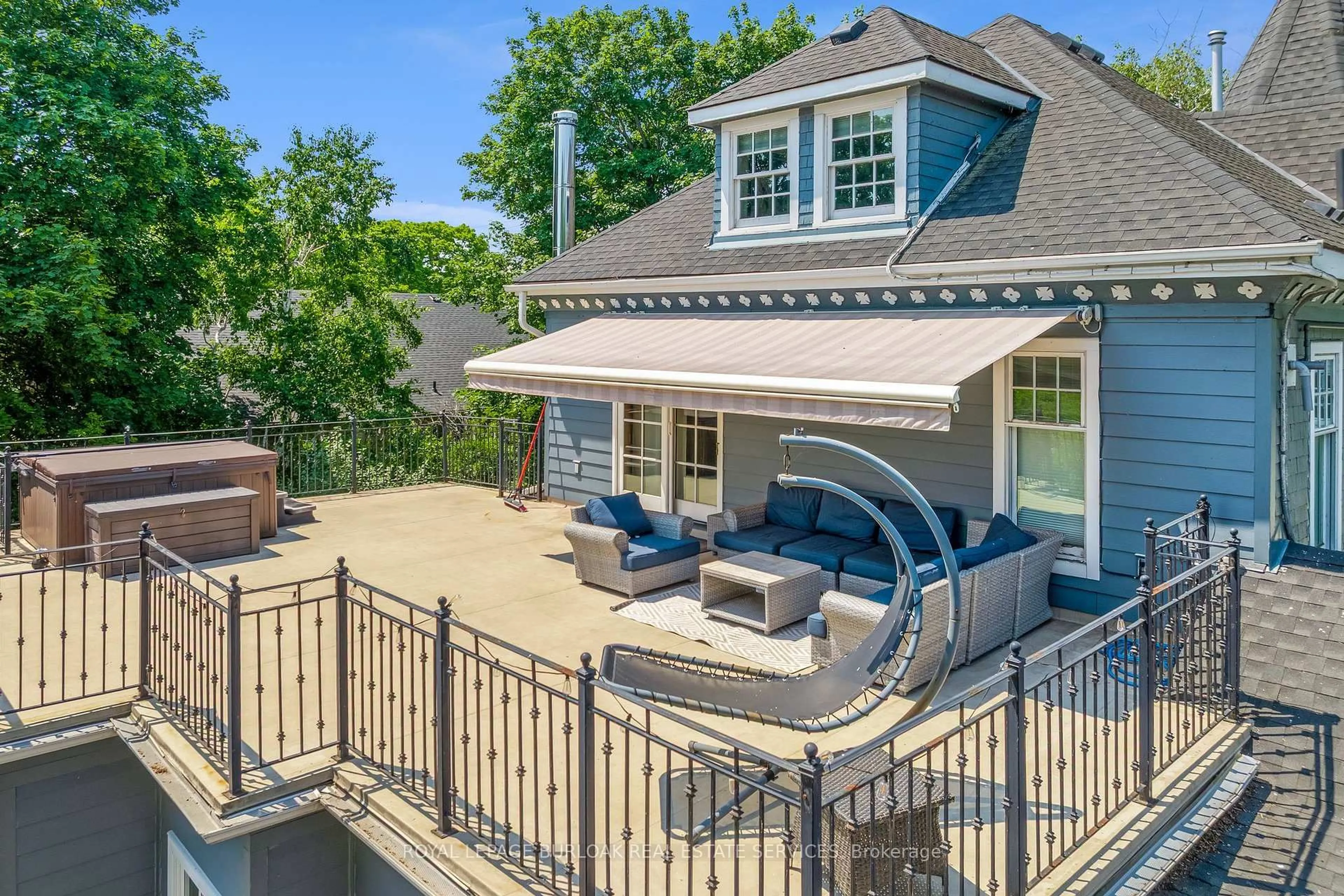 A pic from outside/outdoor area/front of a property/back of a property/a pic from drone, unknown for 957 Beach Blvd, Hamilton Ontario L8H 6Z7