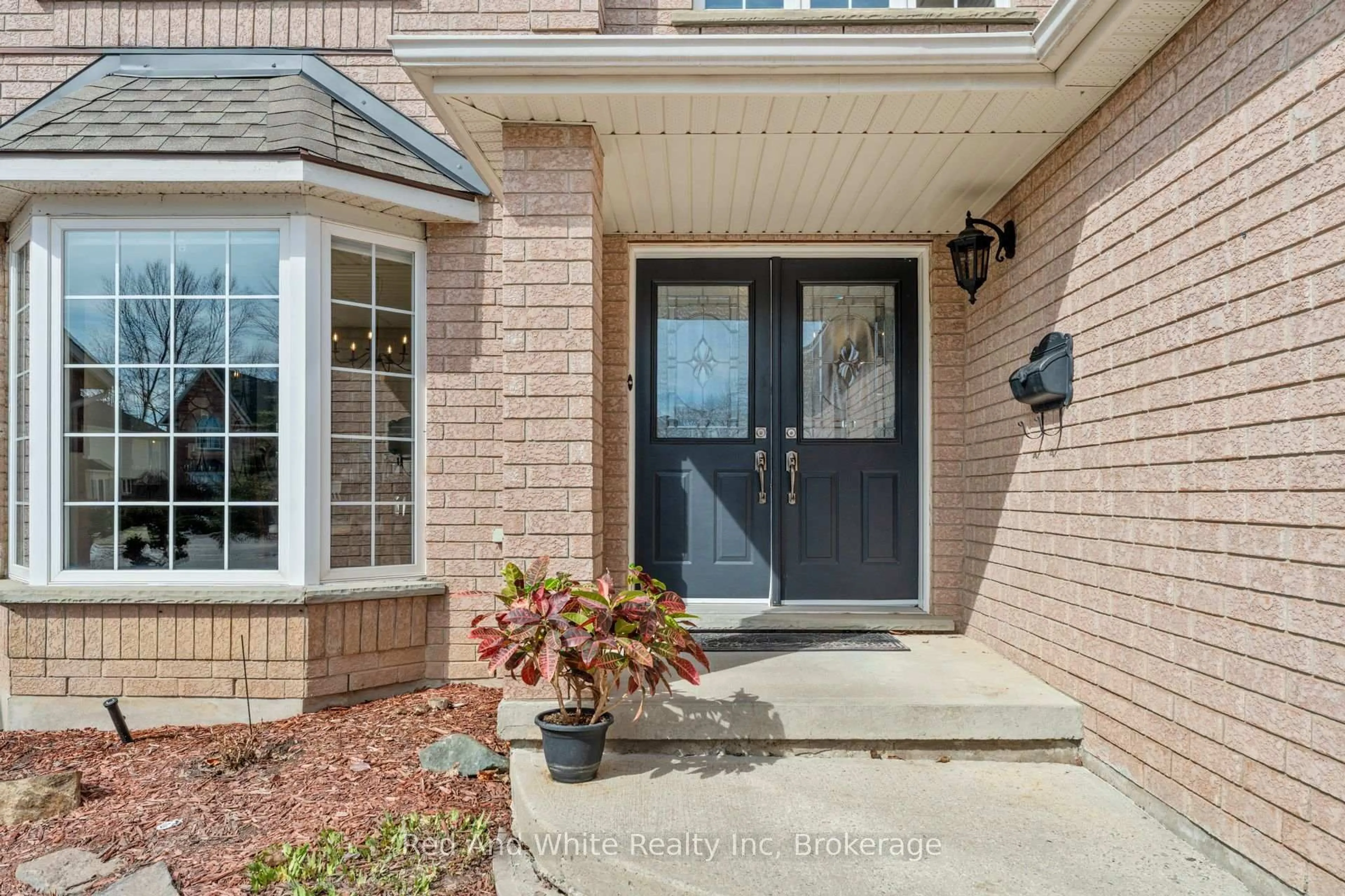 Indoor entryway for 26 Shadyridge Pl, Kitchener Ontario N2N 3J1