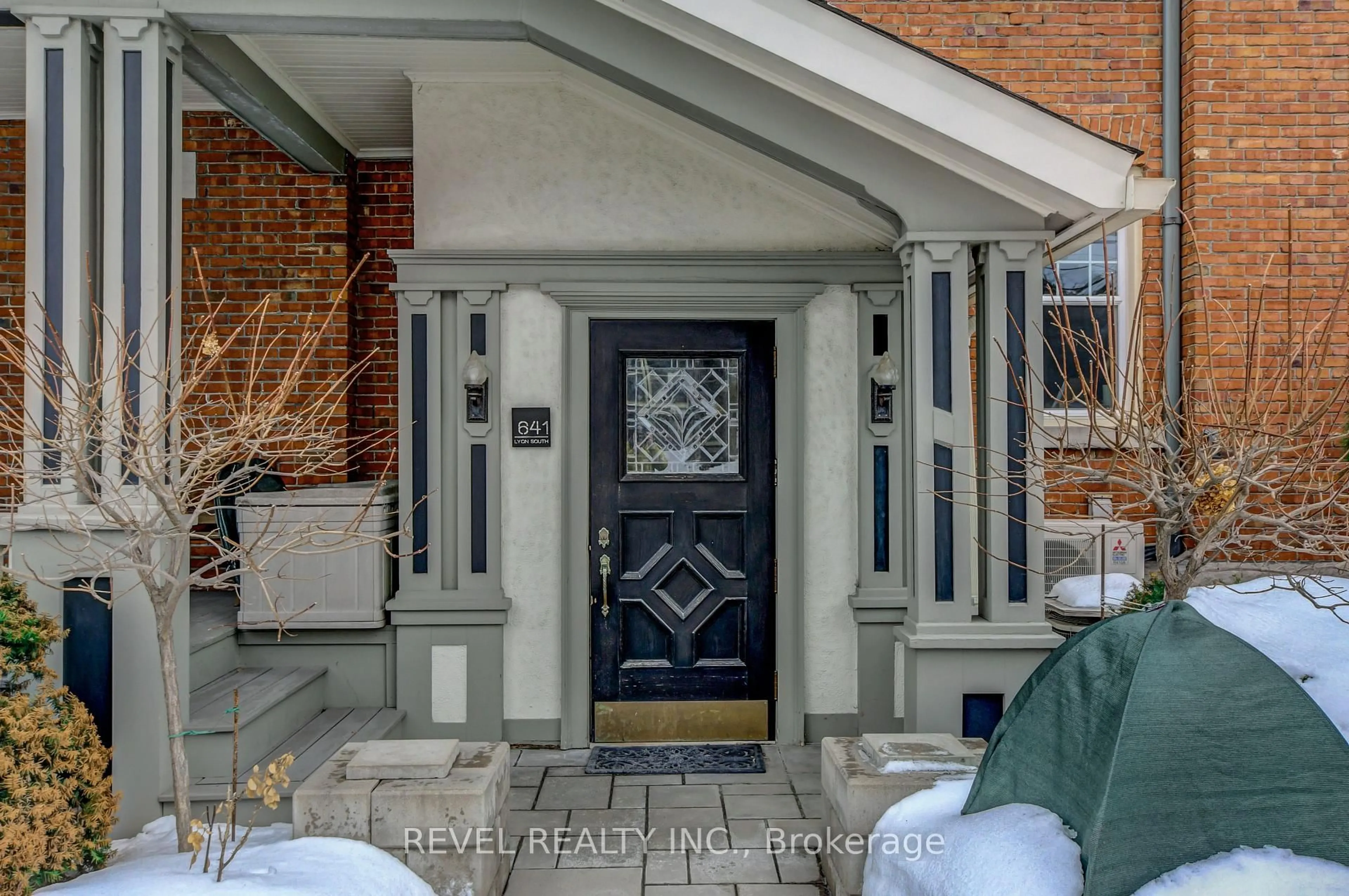 Indoor entryway for 90 Powell Ave, Ottawa Ontario K1S 3Z3