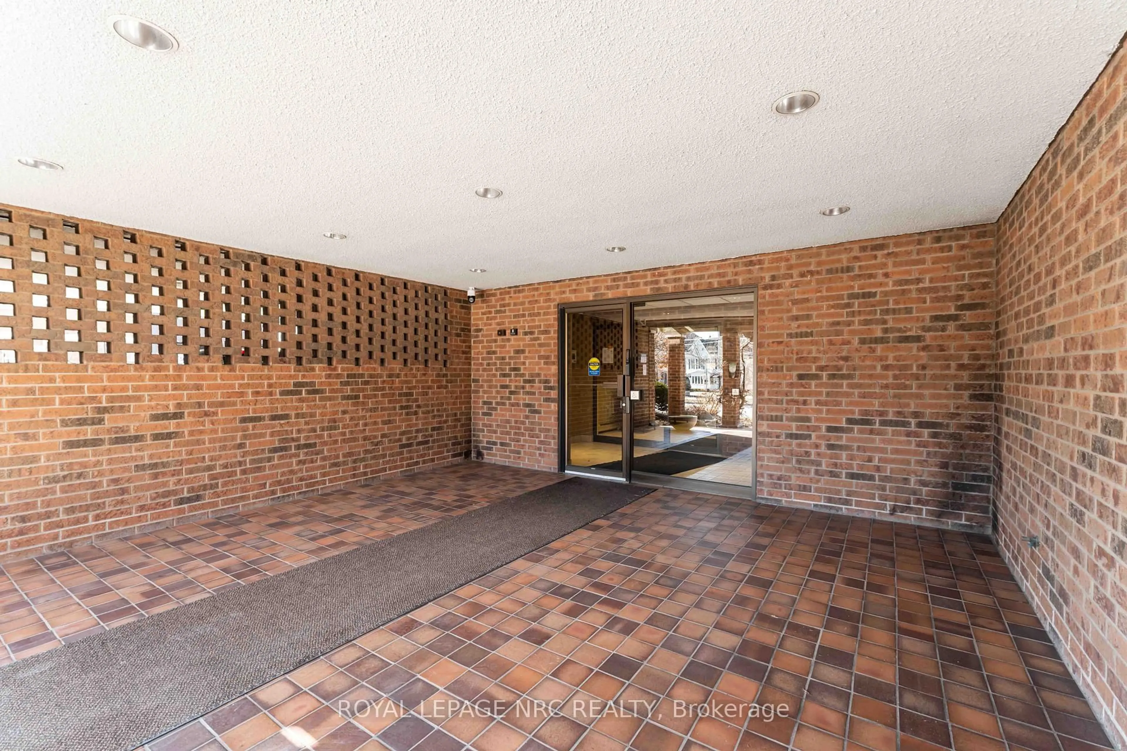 Indoor foyer for 141 Church St #703, St. Catharines Ontario L2R 7L7
