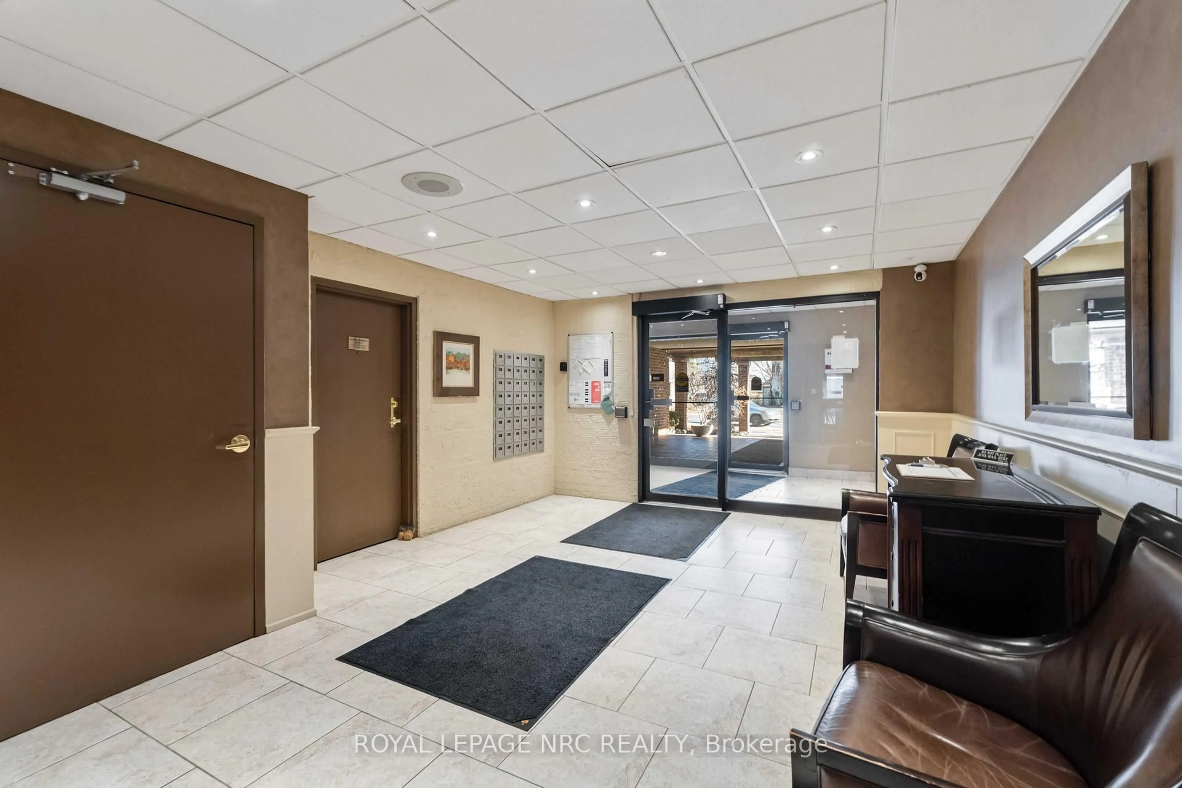 Indoor foyer for 141 Church St #703, St. Catharines Ontario L2R 7L7