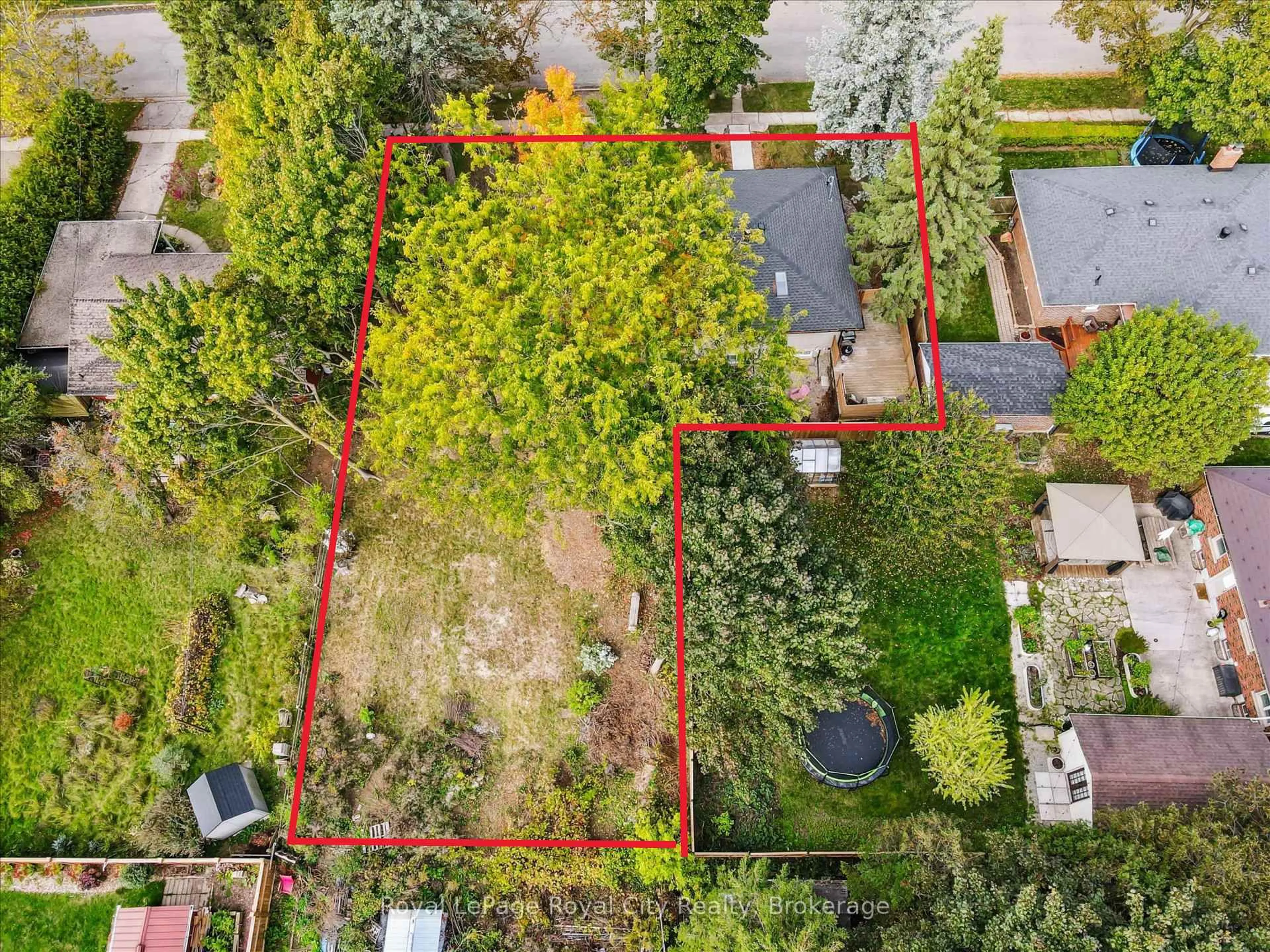 A pic from outside/outdoor area/front of a property/back of a property/a pic from drone, street for 20 Highview Pl, Guelph Ontario N1H 1M7