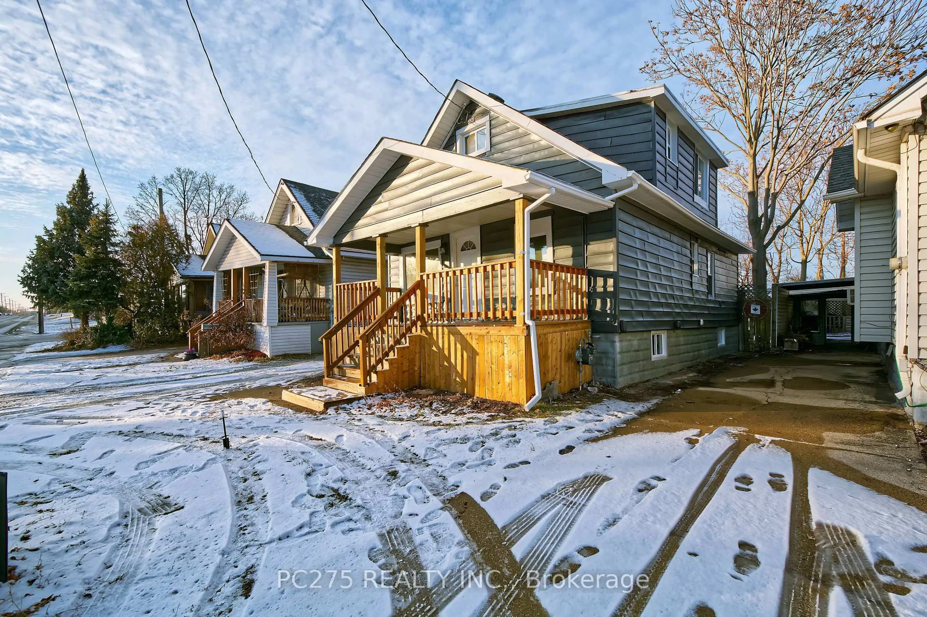 A pic from outside/outdoor area/front of a property/back of a property/a pic from drone, street for 354 Exmouth St, Sarnia Ontario N7T 5N6