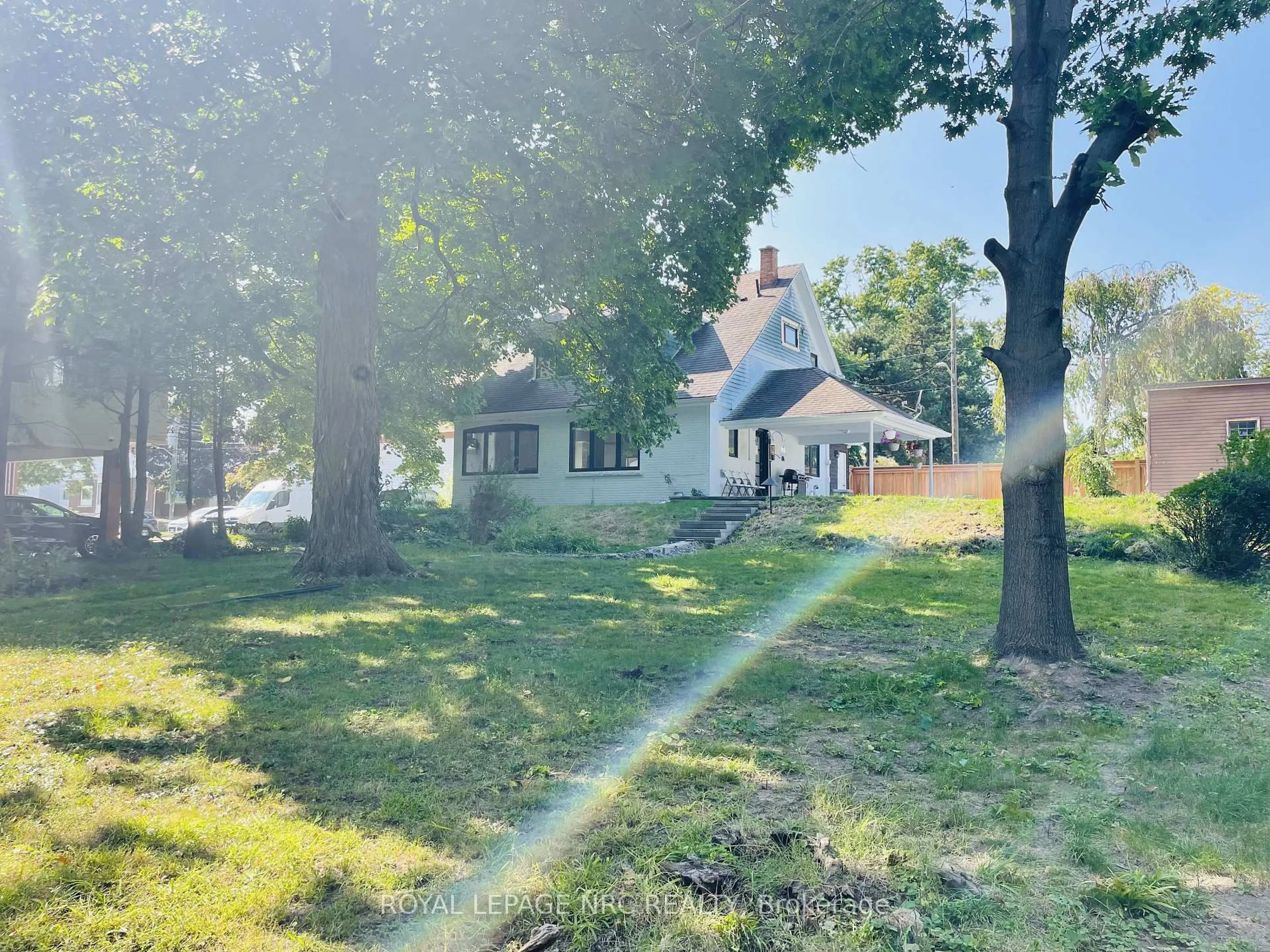 A pic from outside/outdoor area/front of a property/back of a property/a pic from drone, unknown for 5341 River Rd, Niagara Falls Ontario L2E 3G9