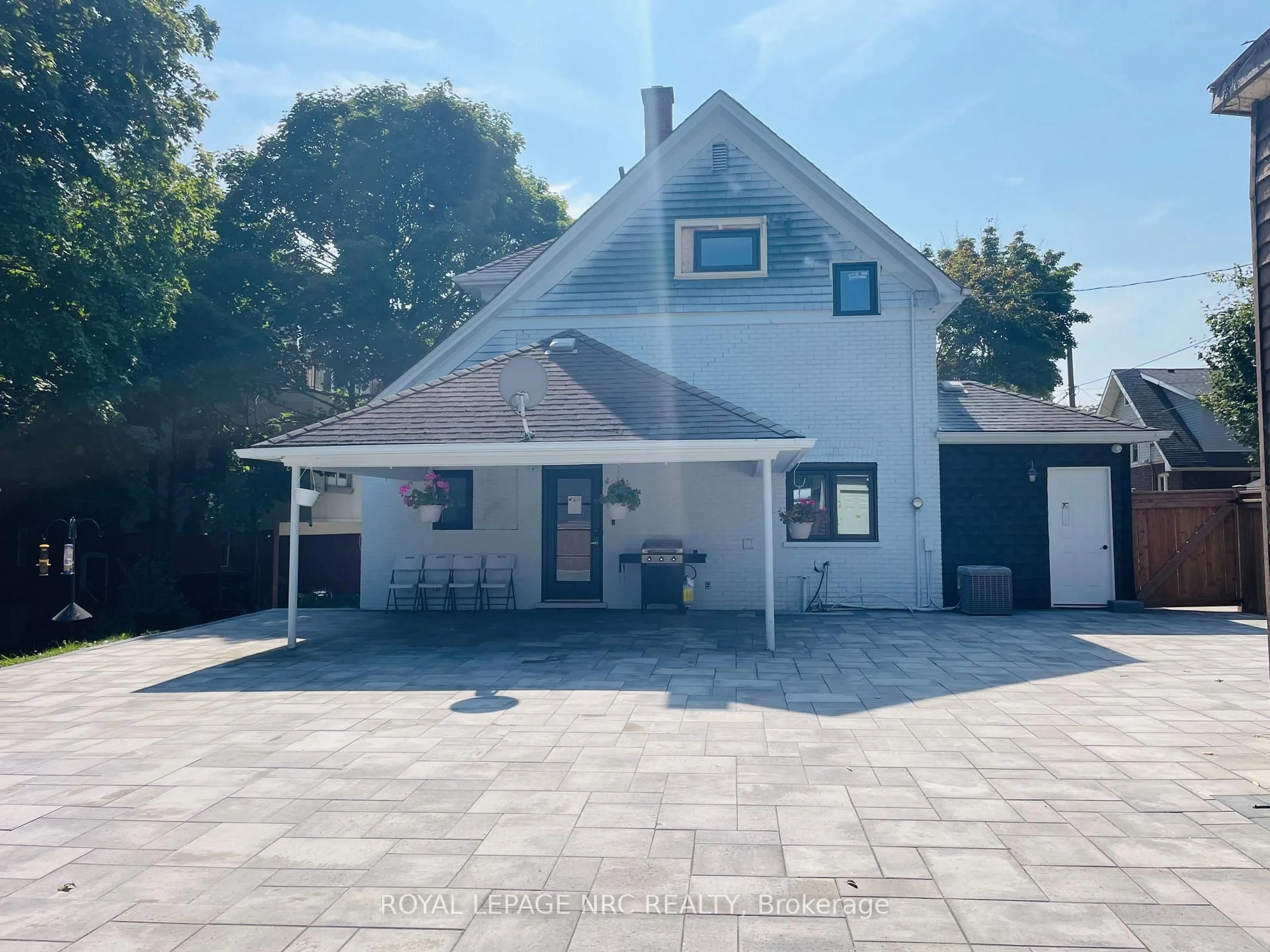 A pic from outside/outdoor area/front of a property/back of a property/a pic from drone, street for 5341 River Rd, Niagara Falls Ontario L2E 3G9