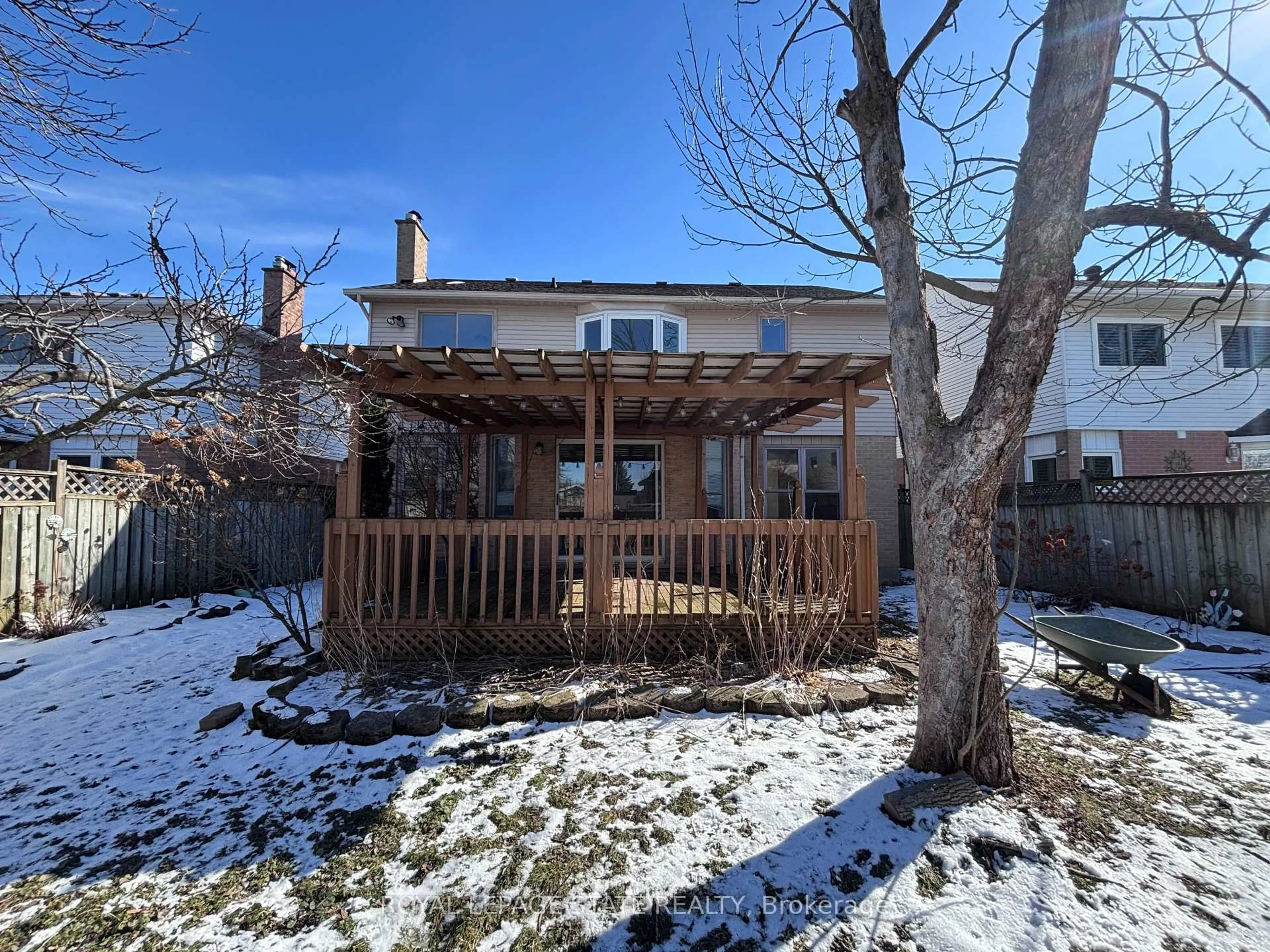 A pic from outside/outdoor area/front of a property/back of a property/a pic from drone, water/lake/river/ocean view for 15 Strada Blvd, St. Catharines Ontario L2S 3L6