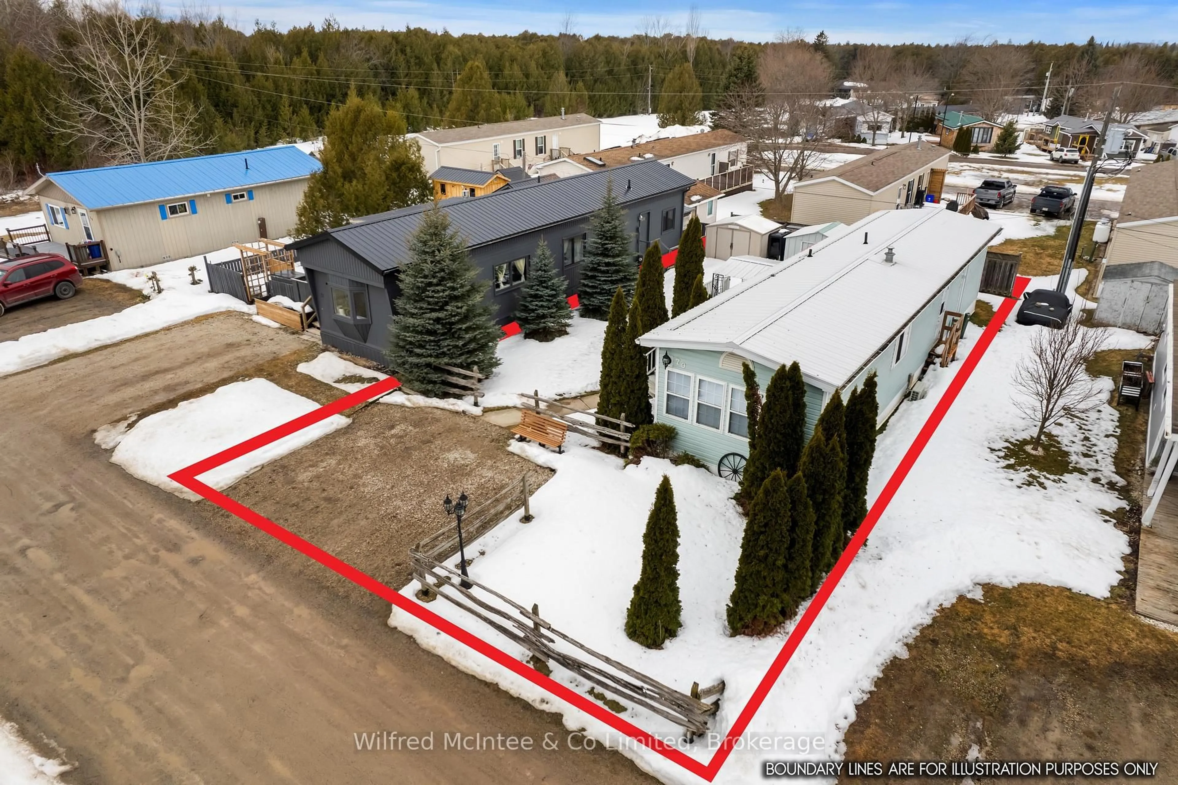 A pic from outside/outdoor area/front of a property/back of a property/a pic from drone, building for 70 Applewood Blvd, Kincardine Ontario N0H 2T0