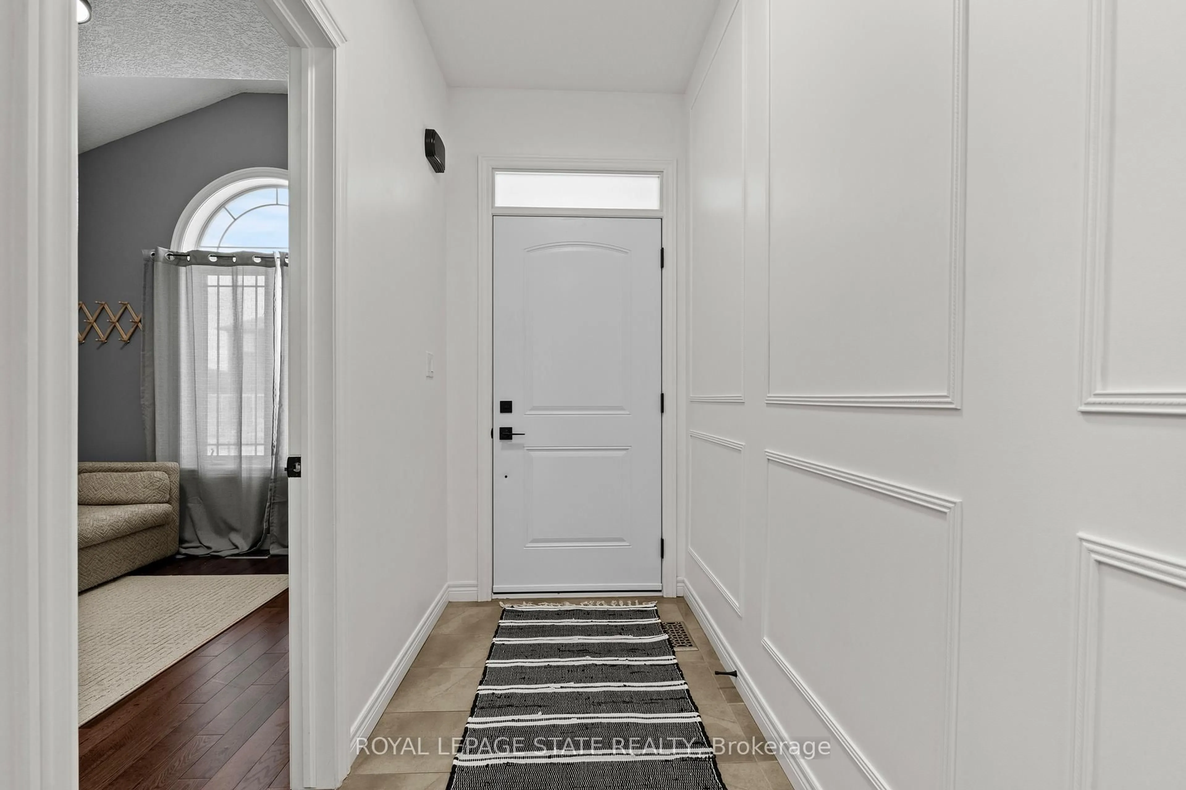 Indoor entryway for 292 Keystone Cres, Hamilton Ontario L0R 1P0