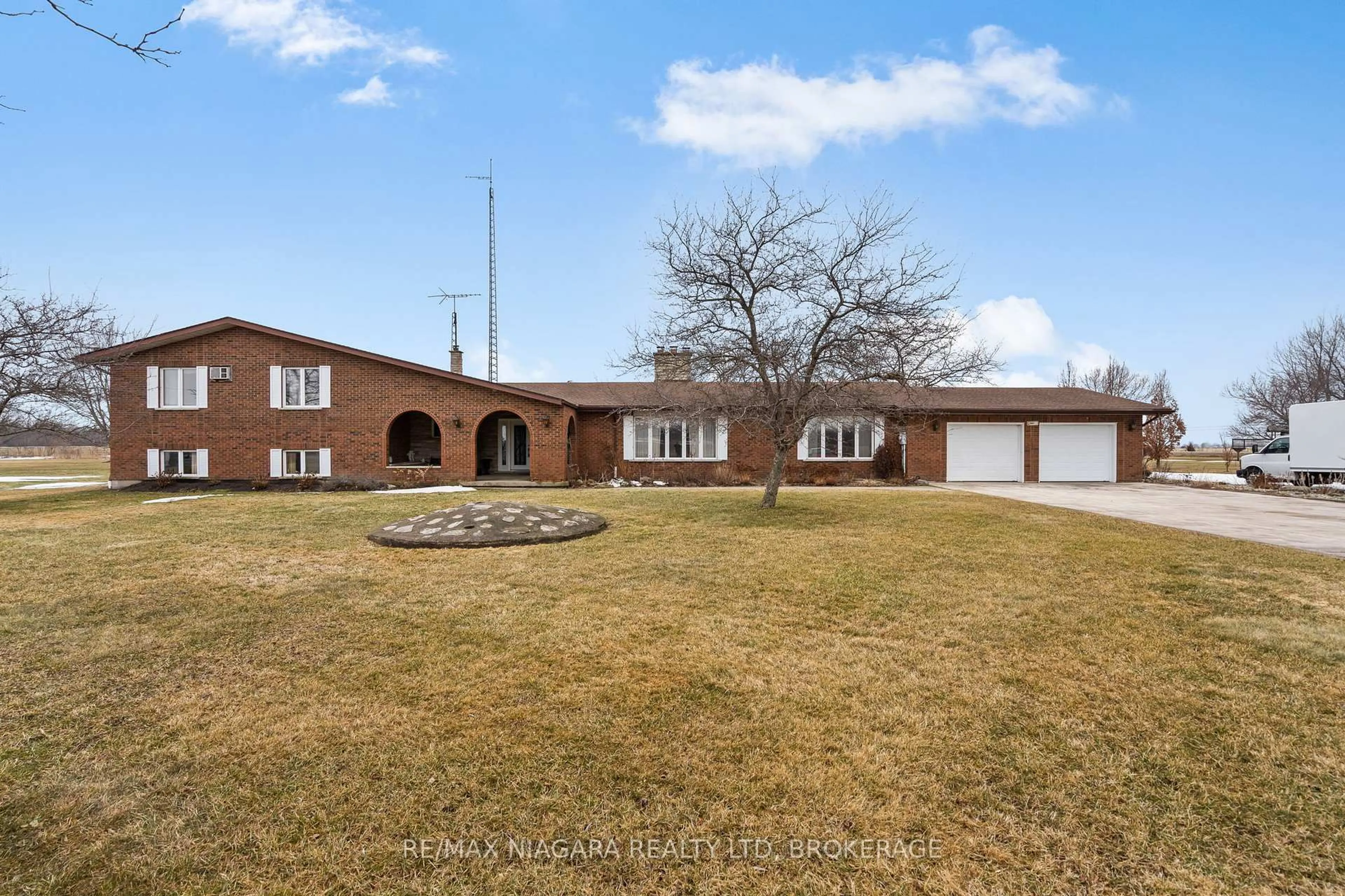 A pic from outside/outdoor area/front of a property/back of a property/a pic from drone, street for 11292 Golf Course Rd, Wainfleet Ontario L0S 1V0