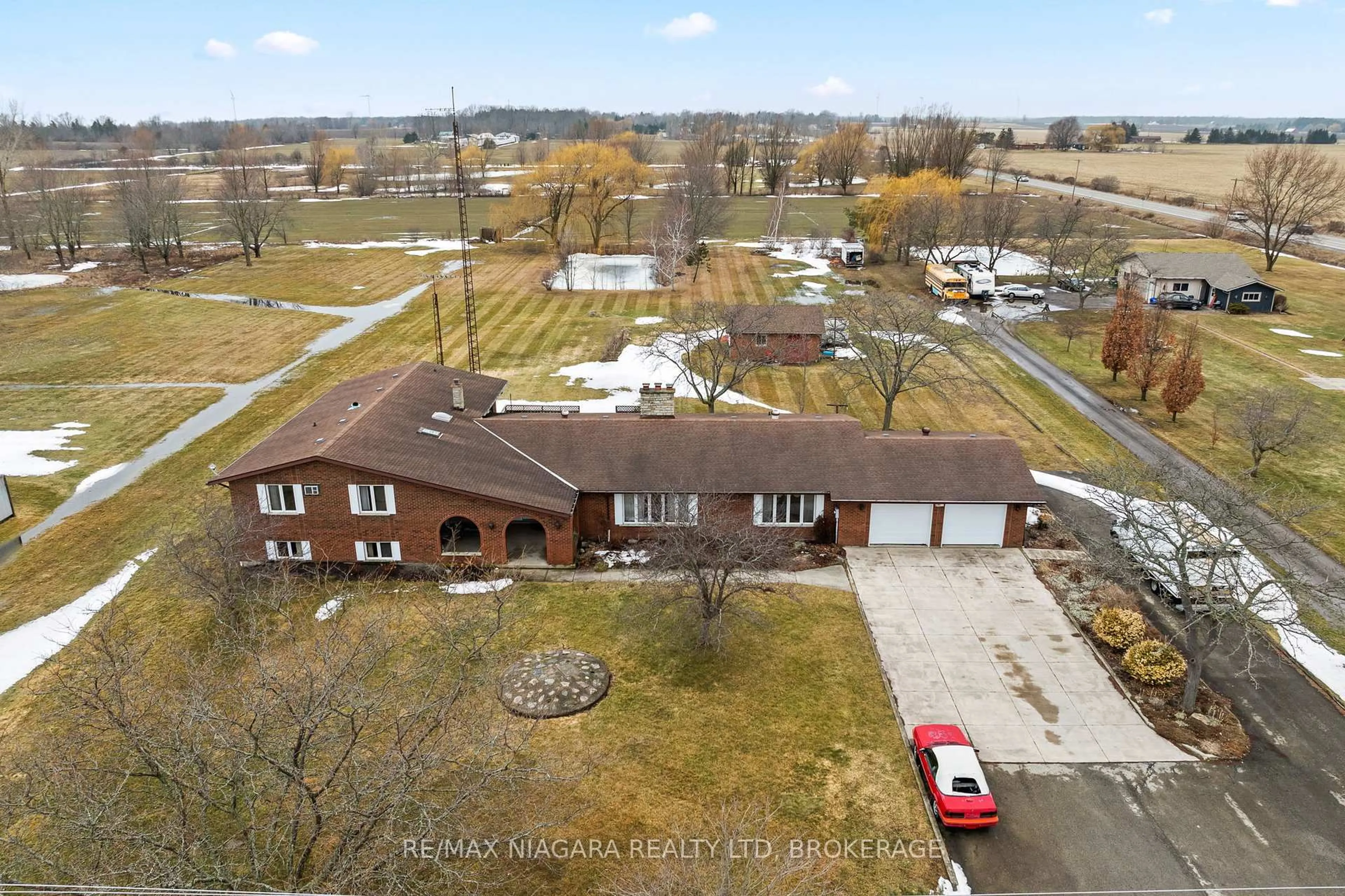 A pic from outside/outdoor area/front of a property/back of a property/a pic from drone, unknown for 11292 Golf Course Rd, Wainfleet Ontario L0S 1V0