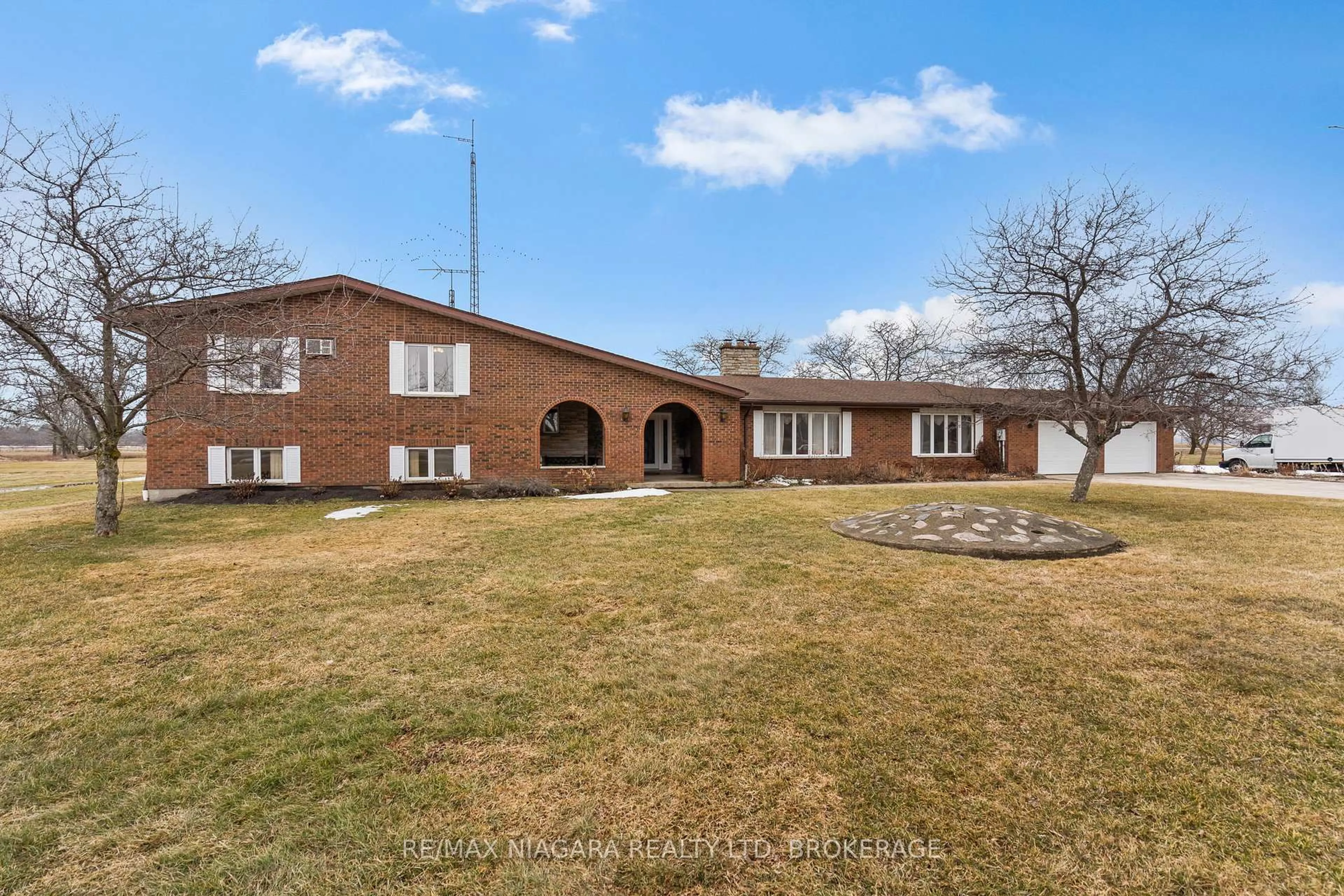 A pic from outside/outdoor area/front of a property/back of a property/a pic from drone, unknown for 11292 Golf Course Rd, Wainfleet Ontario L0S 1V0