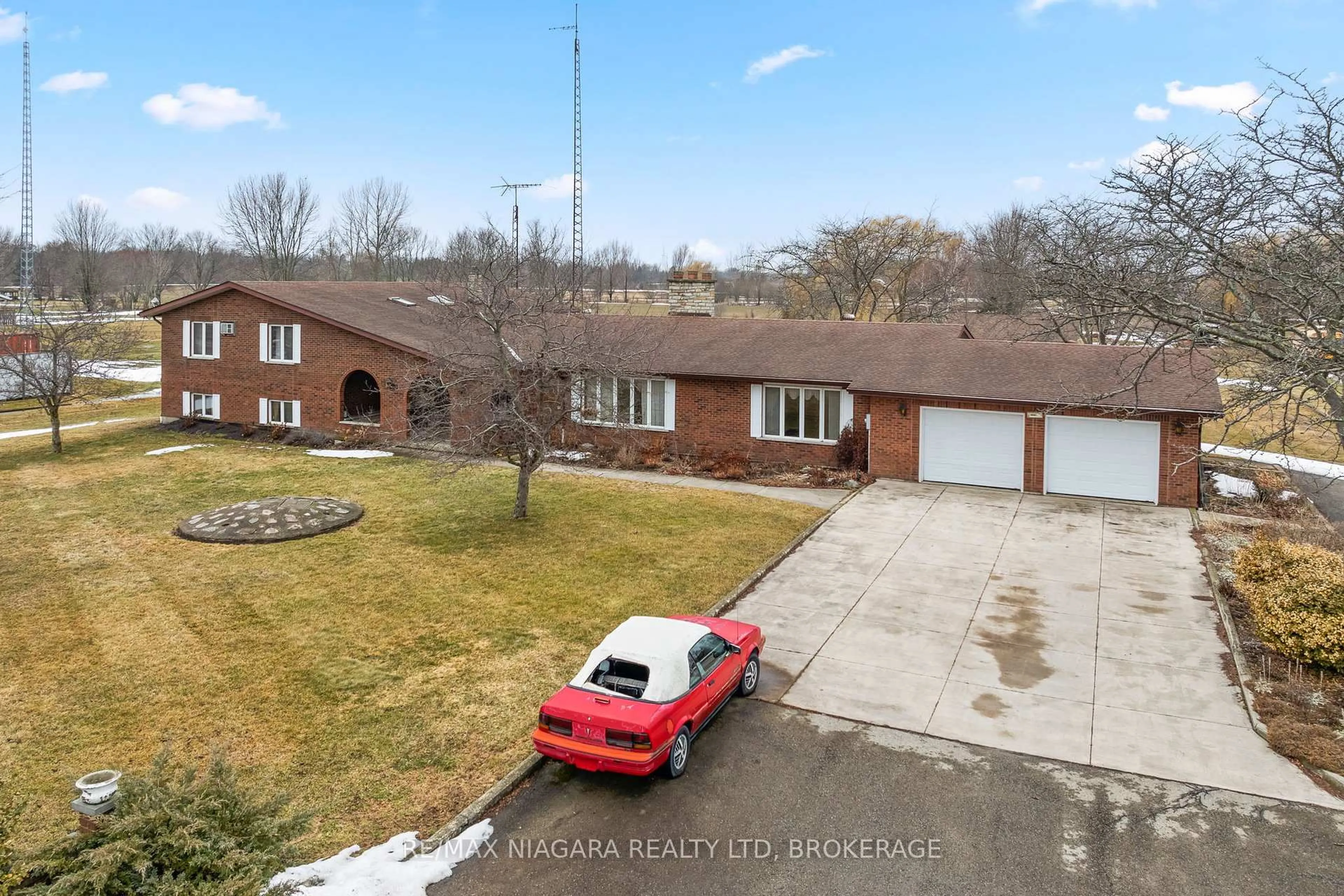 A pic from outside/outdoor area/front of a property/back of a property/a pic from drone, street for 11292 Golf Course Rd, Wainfleet Ontario L0S 1V0