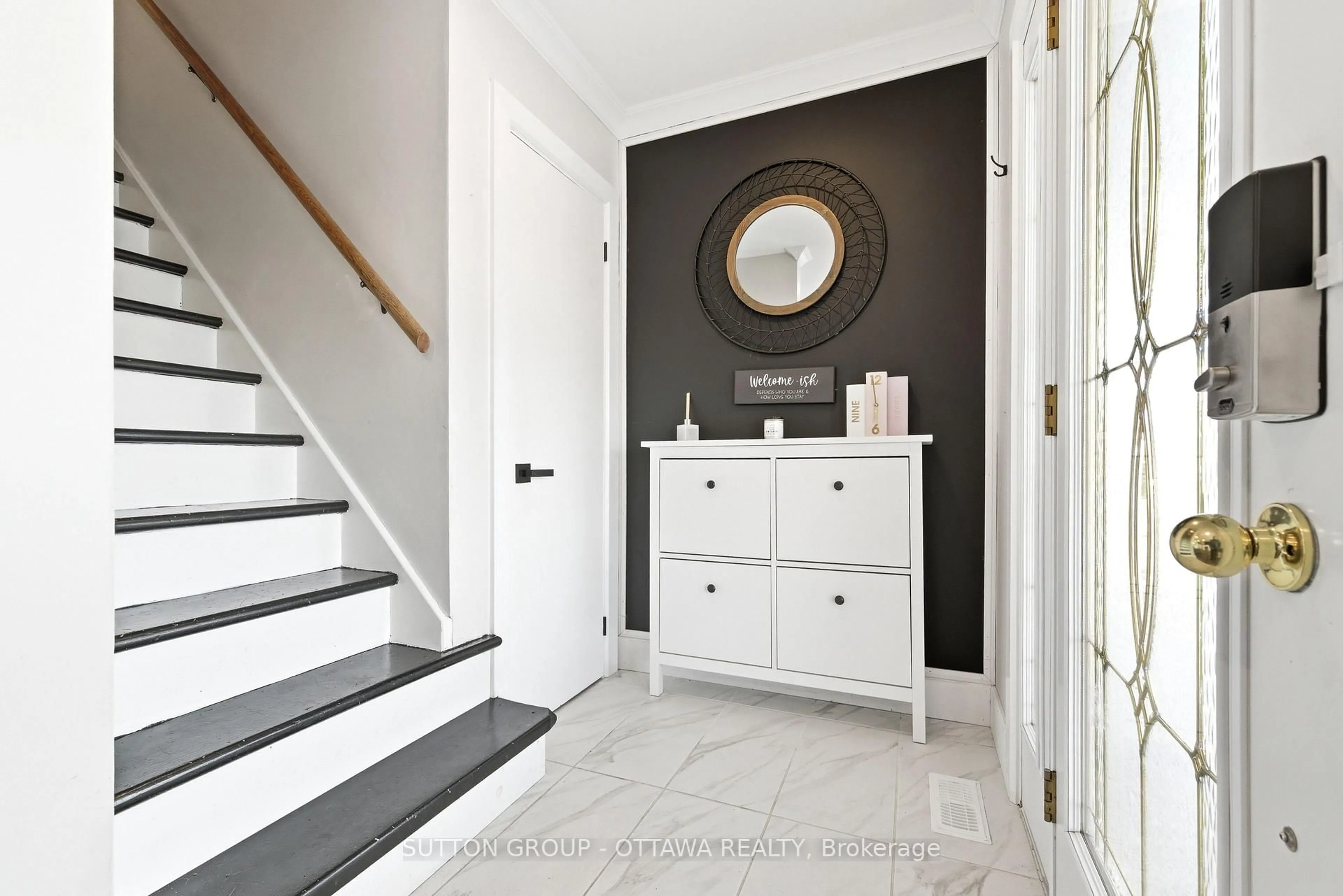 Indoor entryway for 500 Aberdeen St, Renfrew Ontario K7V 2G9