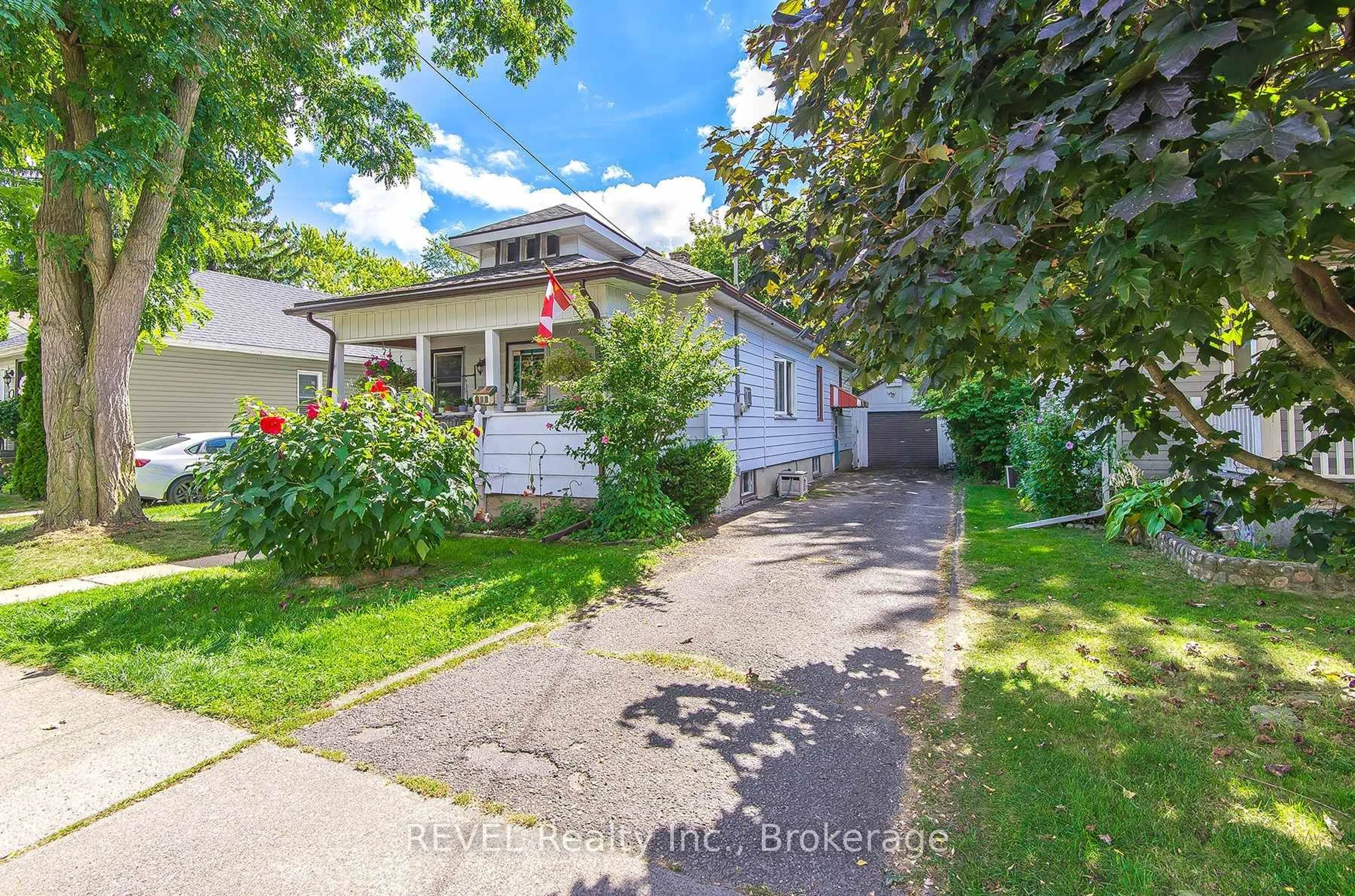 A pic from outside/outdoor area/front of a property/back of a property/a pic from drone, street for 6510 Culp St, Niagara Falls Ontario L2G 2C1