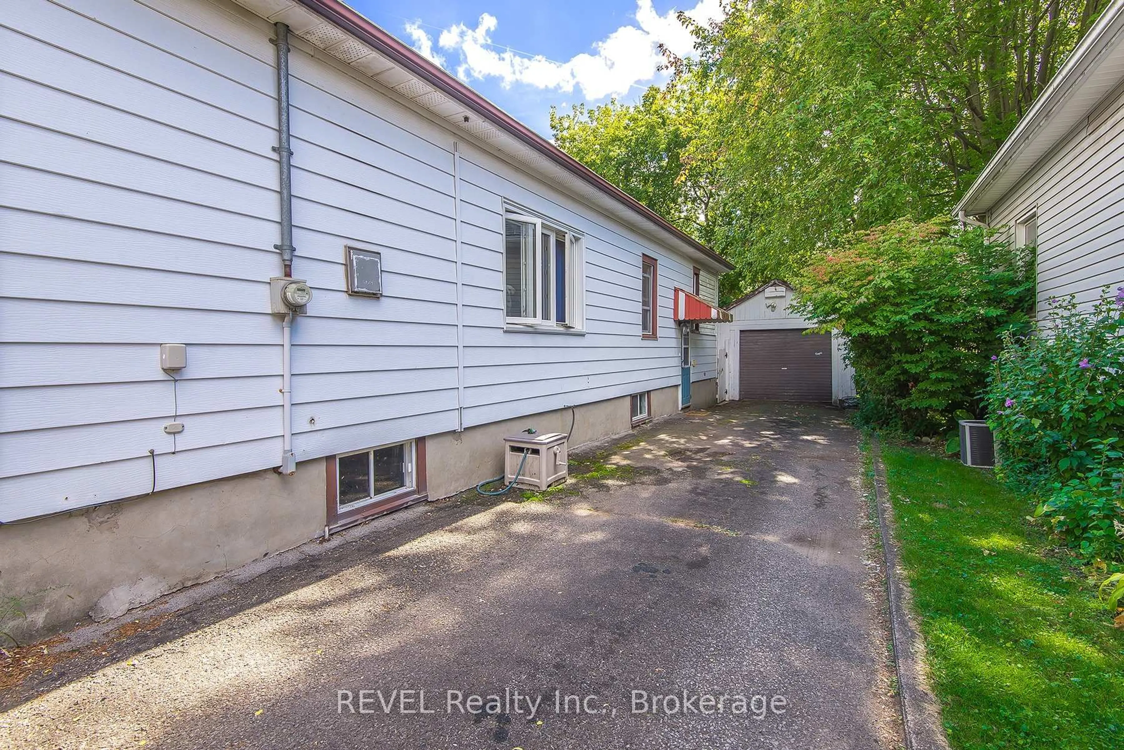 A pic from outside/outdoor area/front of a property/back of a property/a pic from drone, street for 6510 Culp St, Niagara Falls Ontario L2G 2C1
