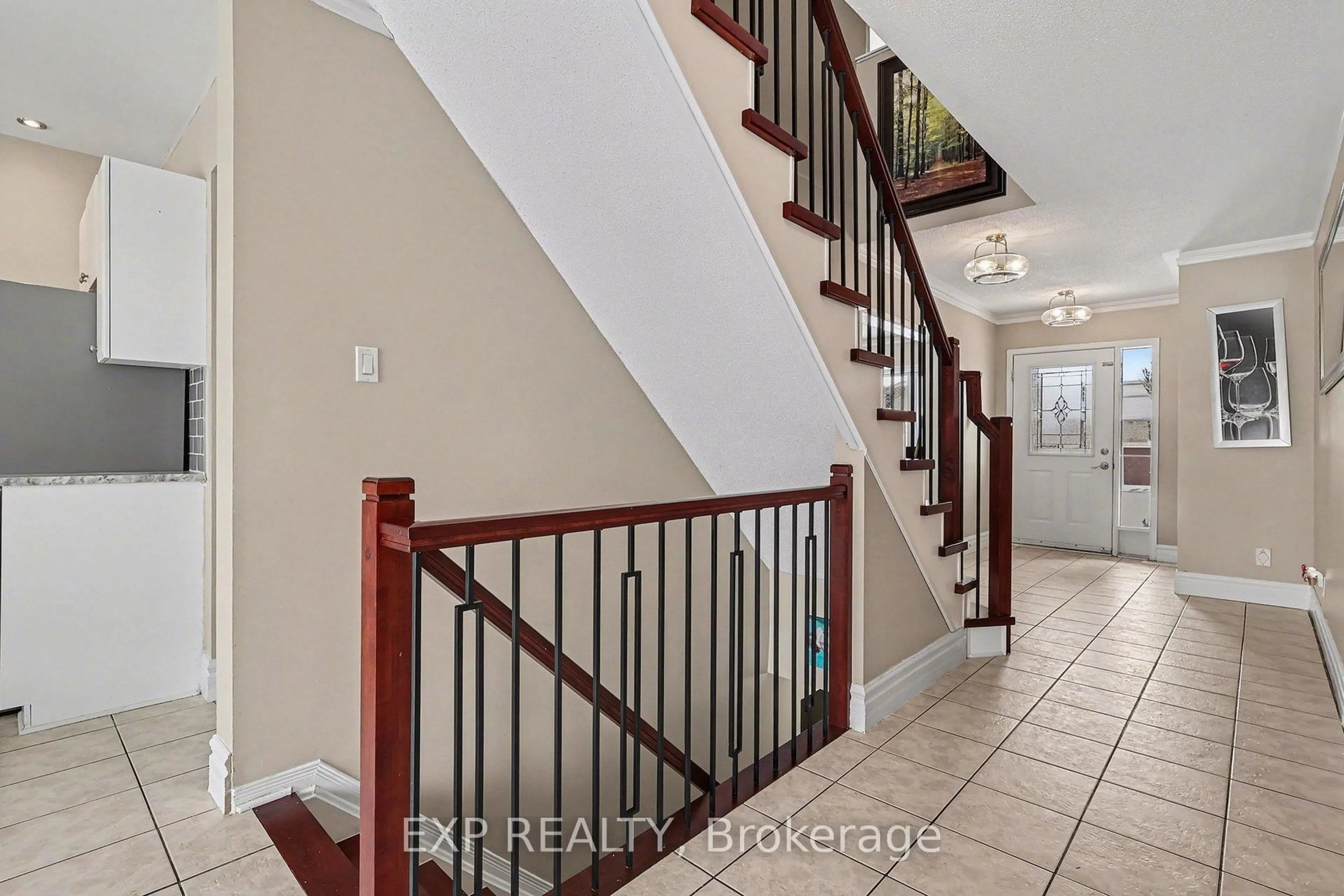 Indoor entryway for 61 Lamadeleine Blvd, Russell Ontario K0A 1W0