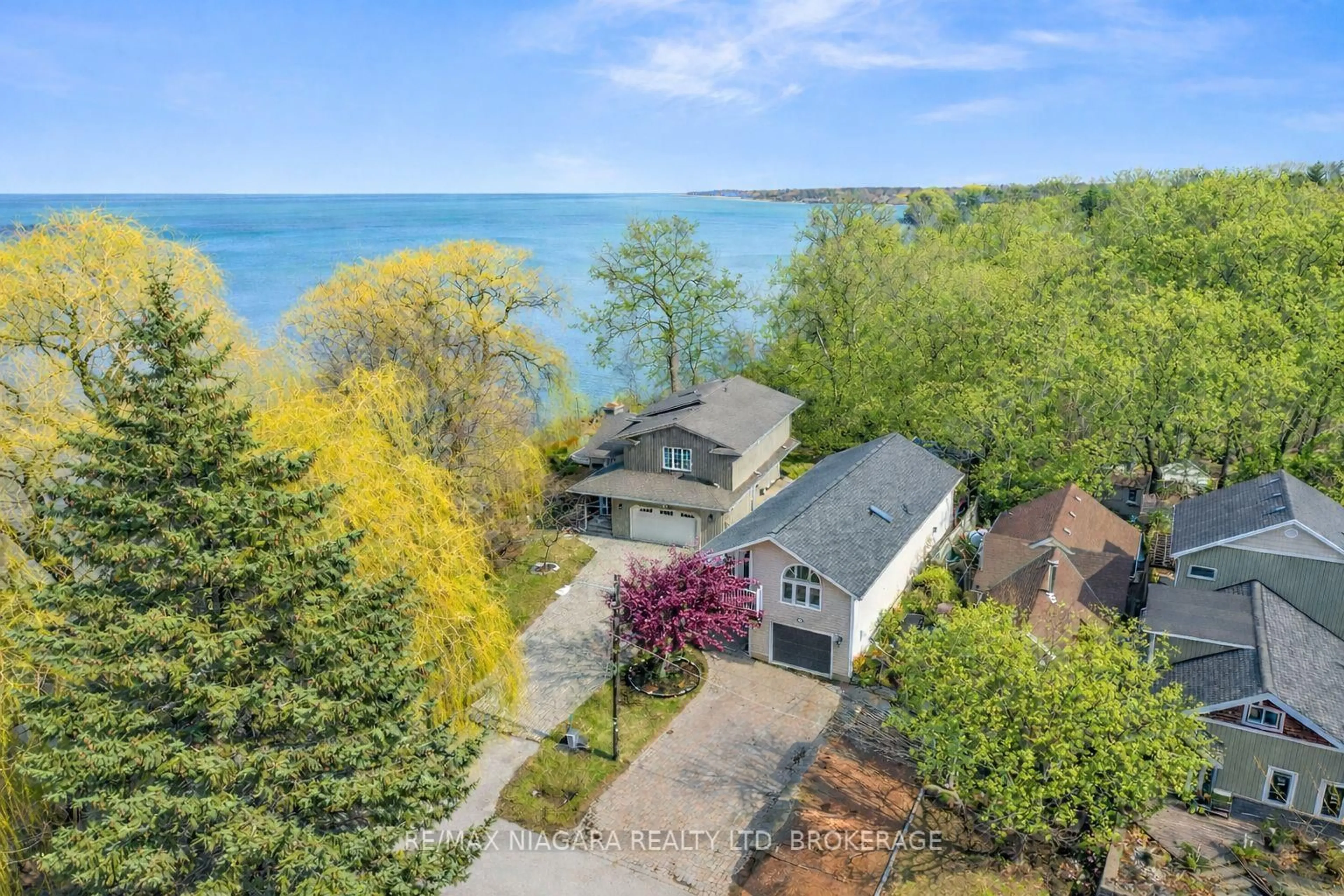 A pic from outside/outdoor area/front of a property/back of a property/a pic from drone, water/lake/river/ocean view for 86 Newport St, St. Catharines Ontario L2M 1P7
