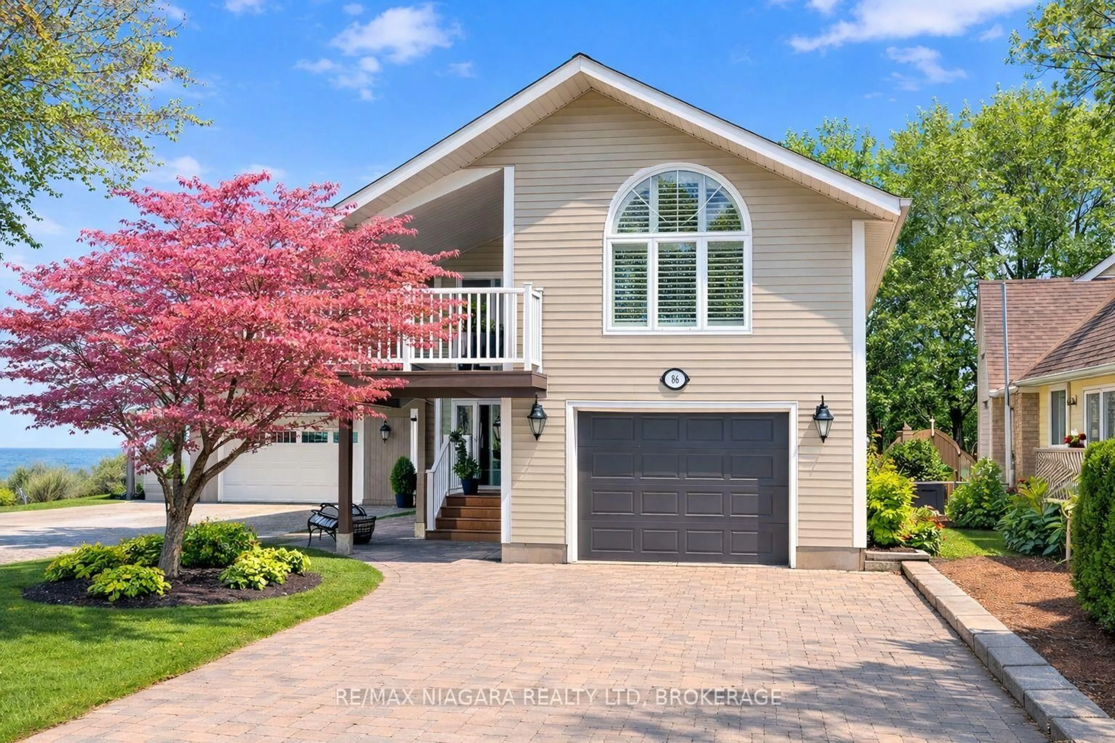 Home with vinyl exterior material, street for 86 Newport St, St. Catharines Ontario L2M 1P7