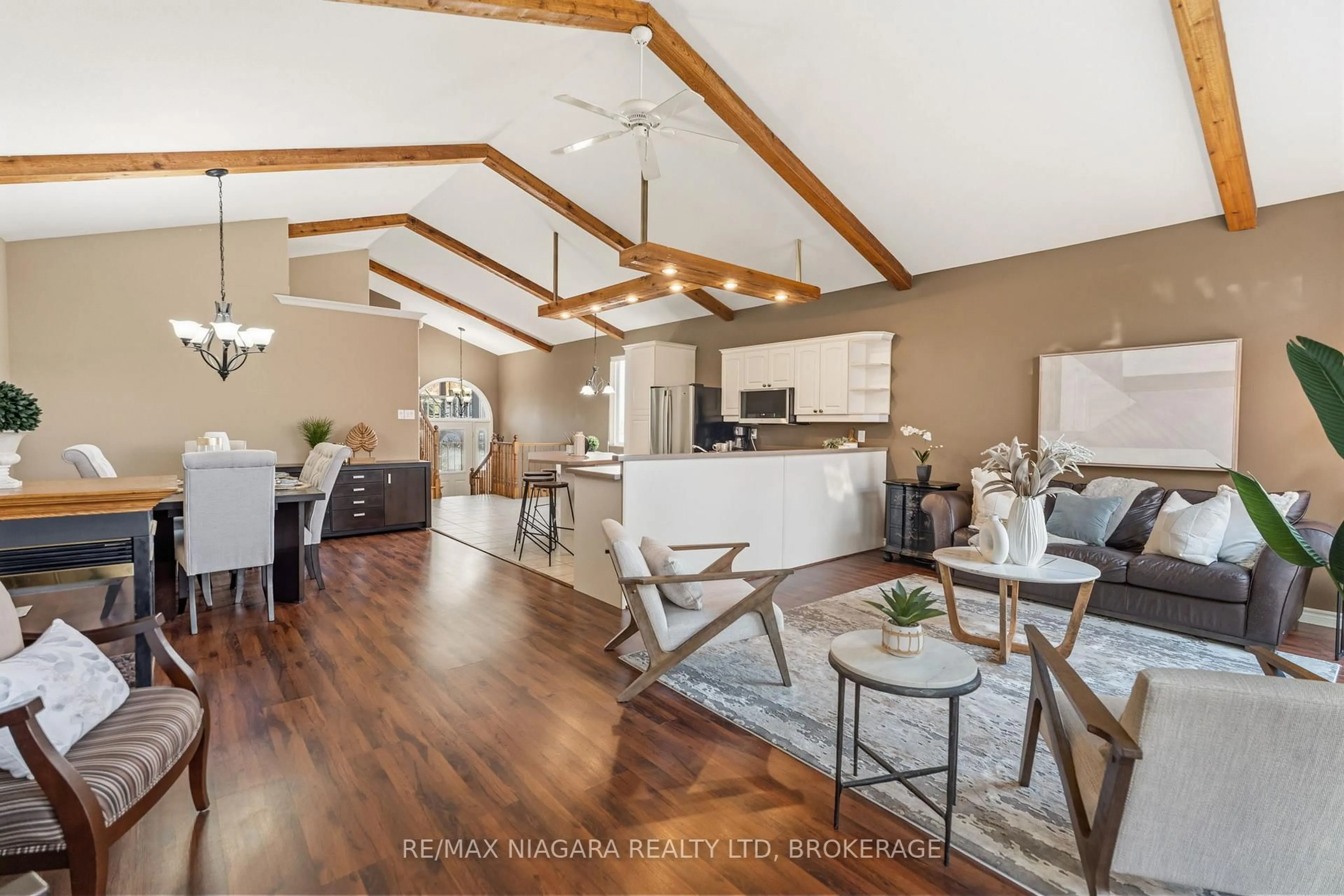 Open concept kitchen, wood/laminate floor for 86 Newport St, St. Catharines Ontario L2M 1P7