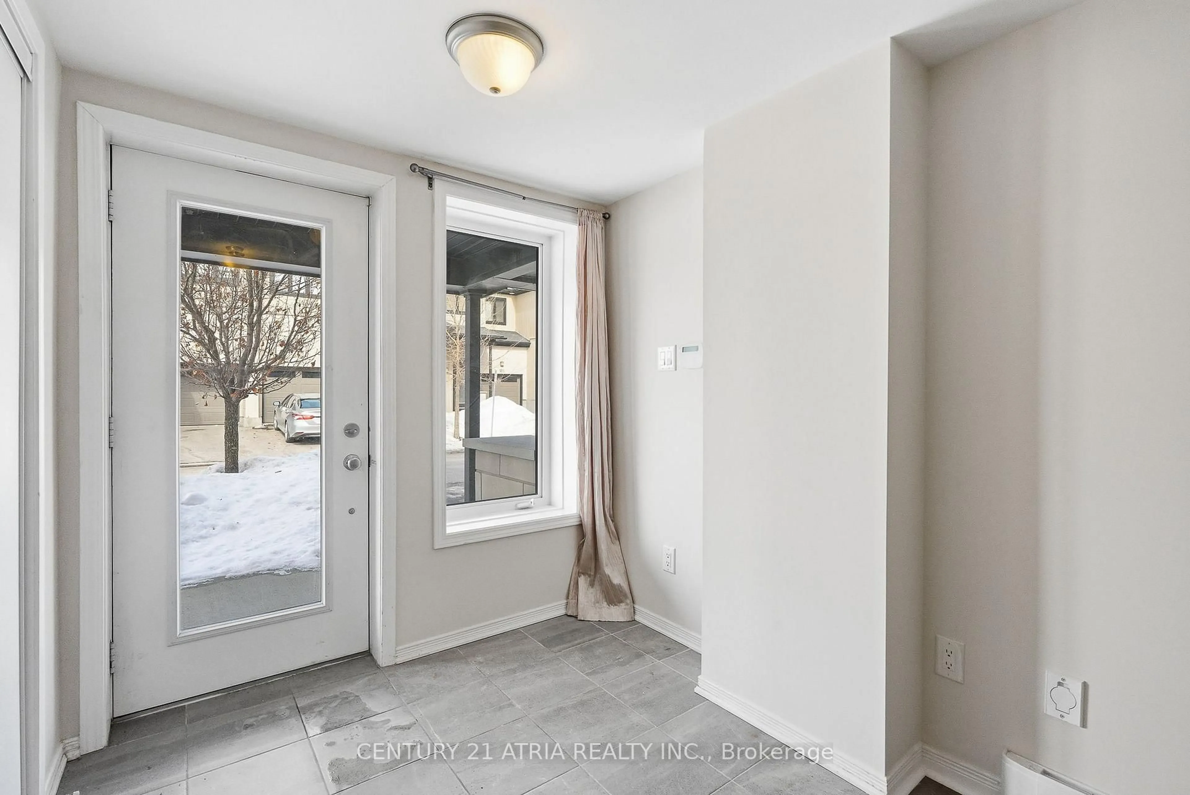 Indoor entryway for 502 Radiant Private, Ottawa Ontario K2M 0M9
