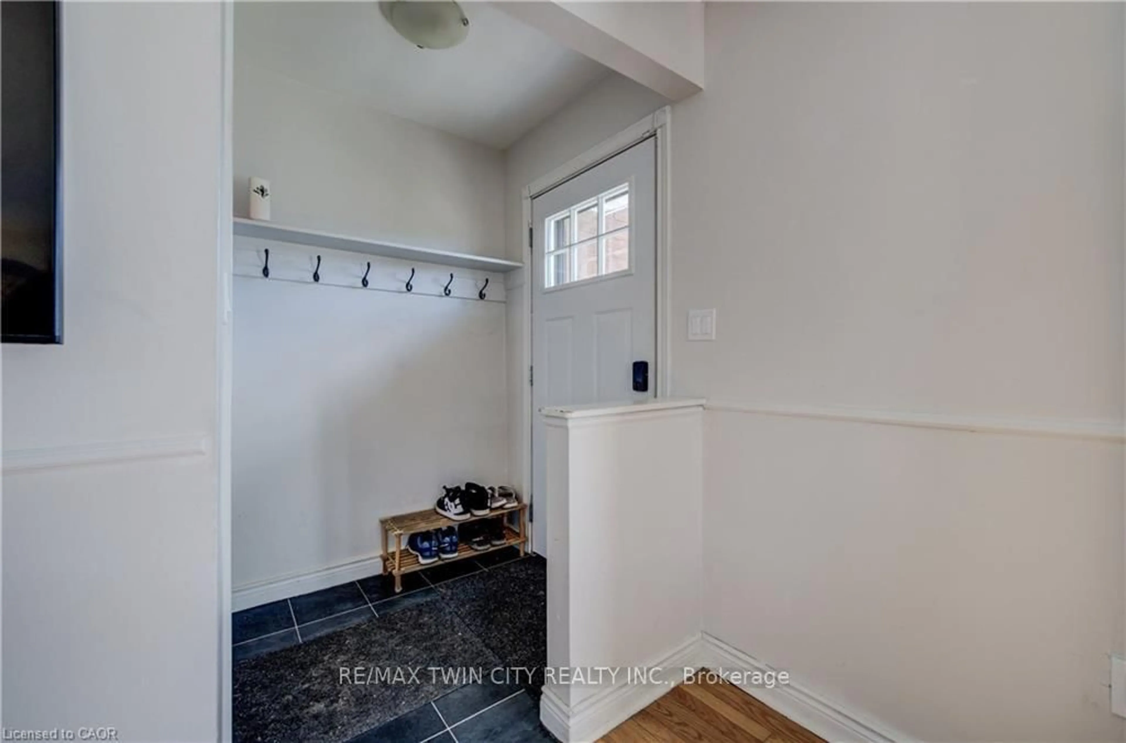 Indoor entryway for 1099 SOVEREIGN Rd, Woodstock Ontario N4S 5P3