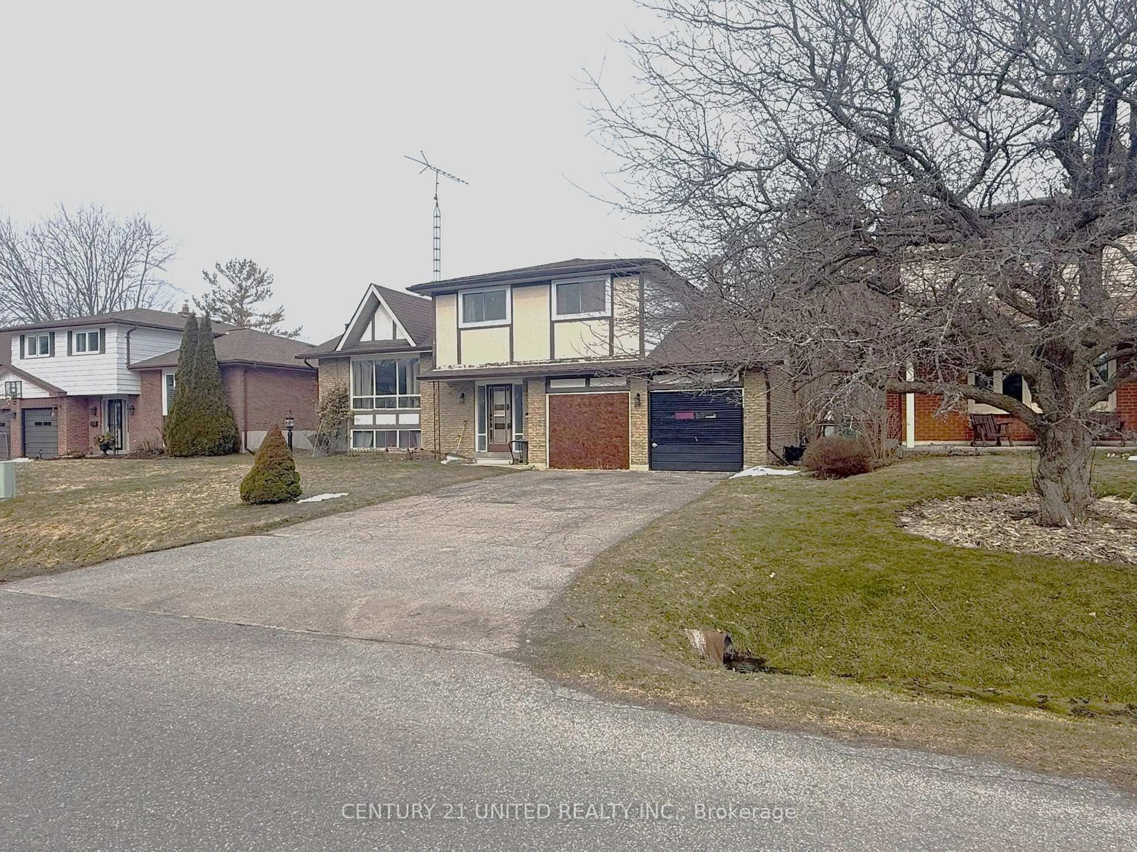 A pic from outside/outdoor area/front of a property/back of a property/a pic from drone, street for 20 Ravensdale Rd, Cobourg Ontario K9A 2B9