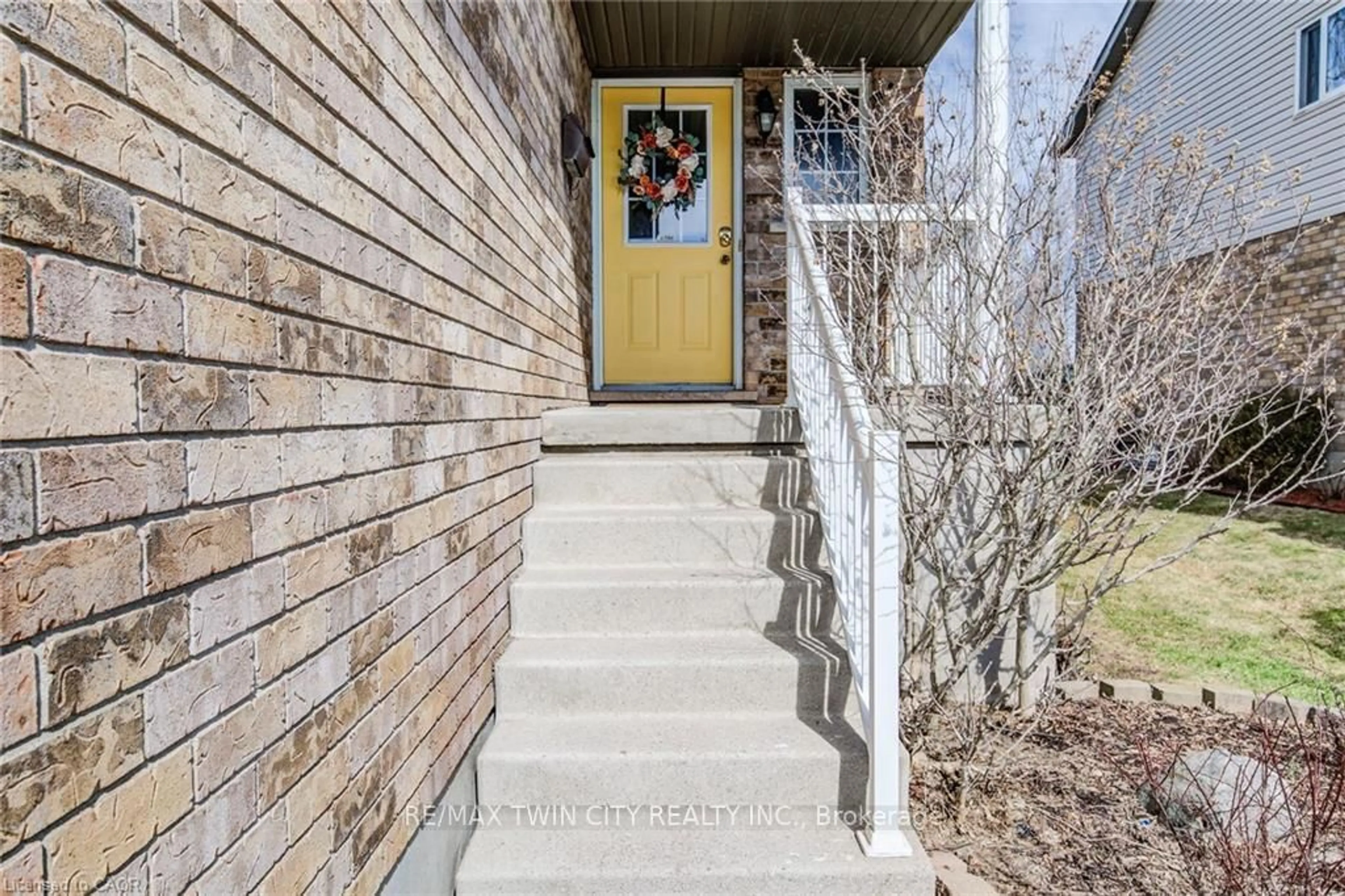 Unknown for 17 RED CLOVER Cres, Kitchener Ontario N2E 4G6