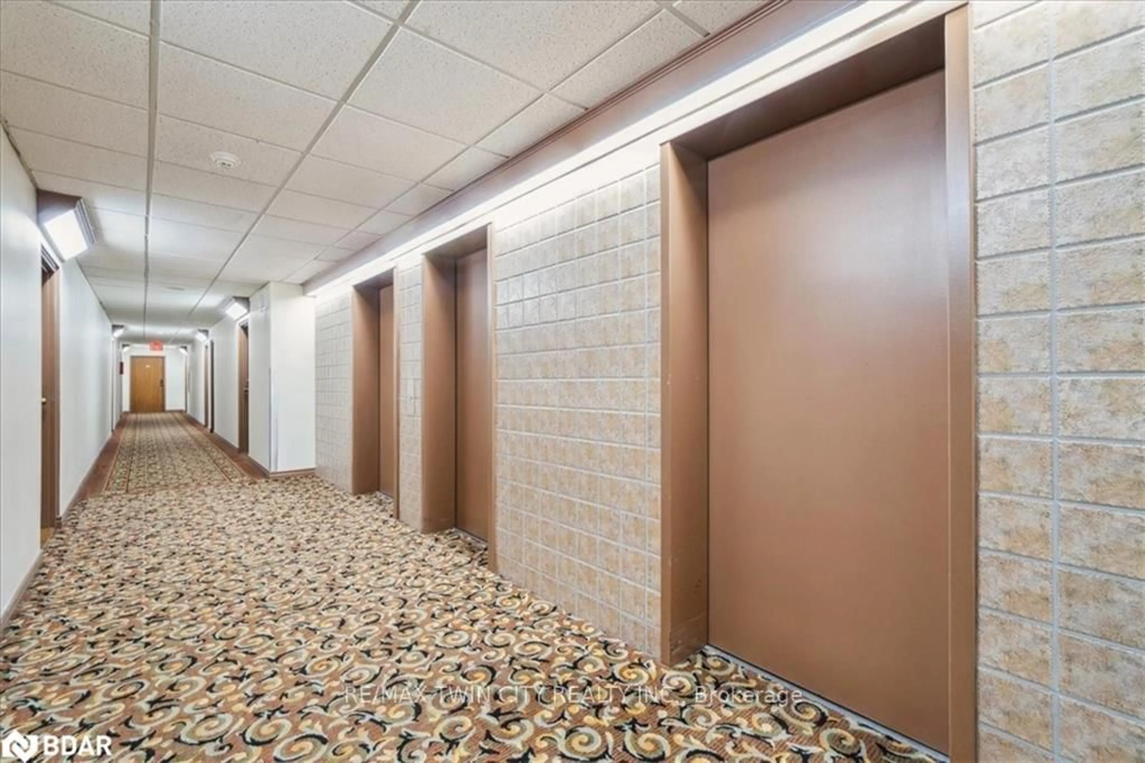 Indoor foyer for 55 Green Valley Dr #801, Kitchener Ontario N2P 1Z6