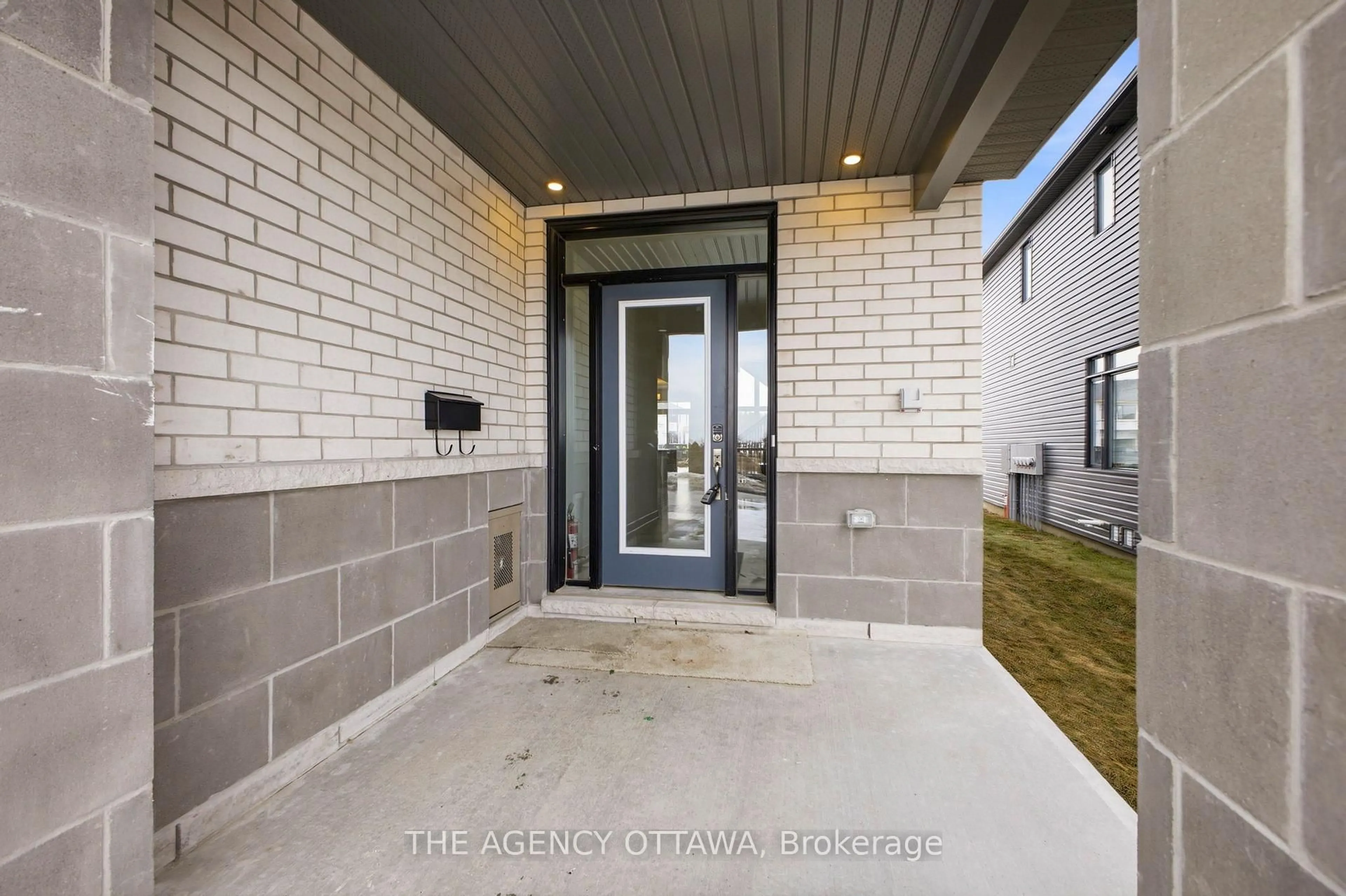 Indoor entryway for 1132 SPOOR St, Ottawa Ontario K2K 1X7