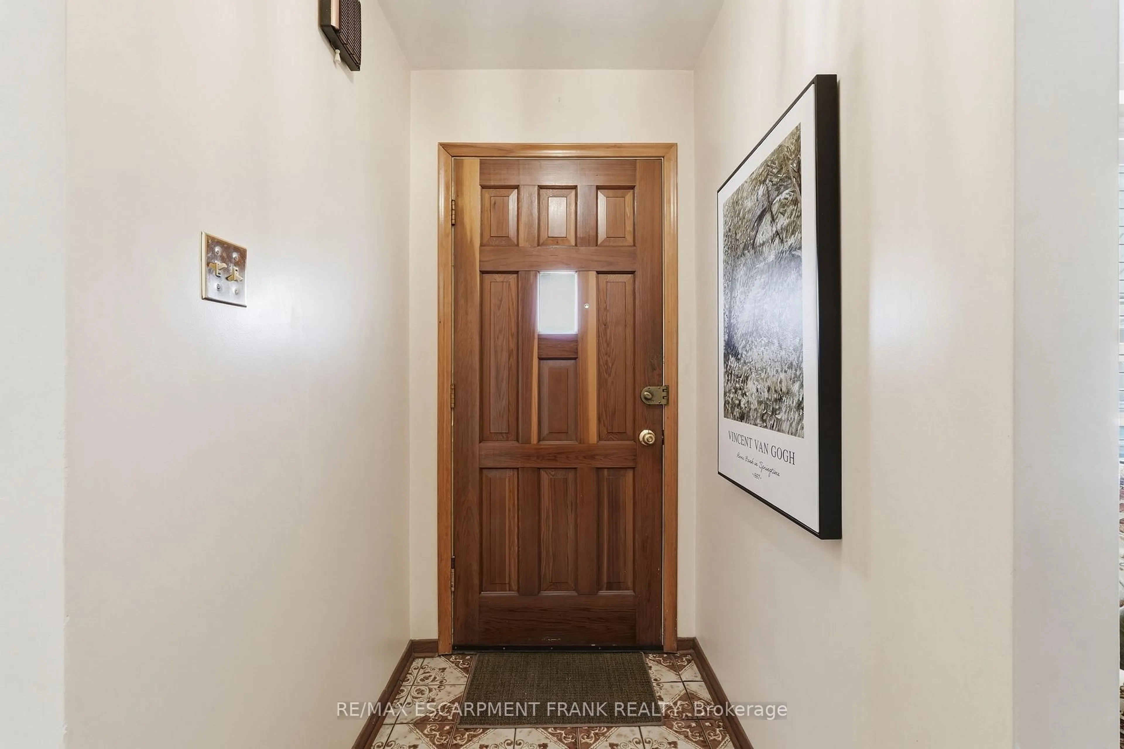 Indoor entryway for 256 Whitney Ave, Hamilton Ontario L8S 2G8