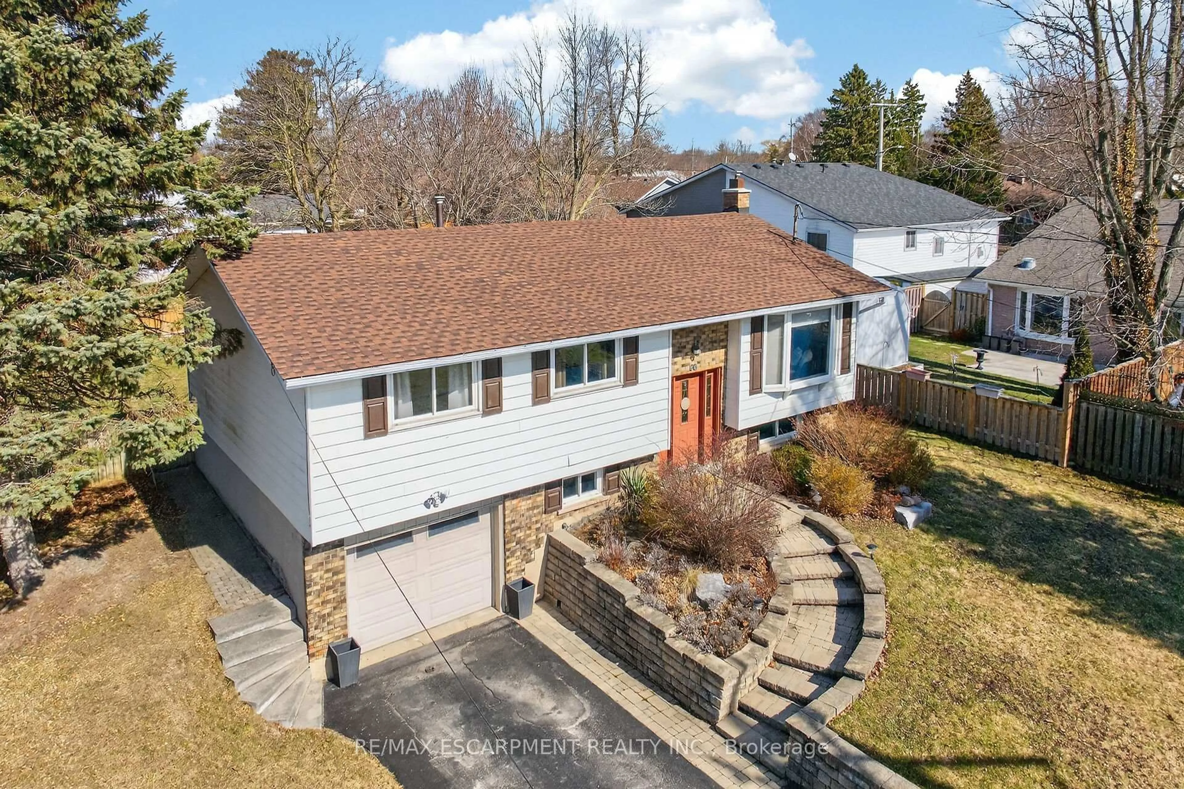 A pic from outside/outdoor area/front of a property/back of a property/a pic from drone, street for 96 Dundee Dr, Haldimand Ontario N3W 1J8