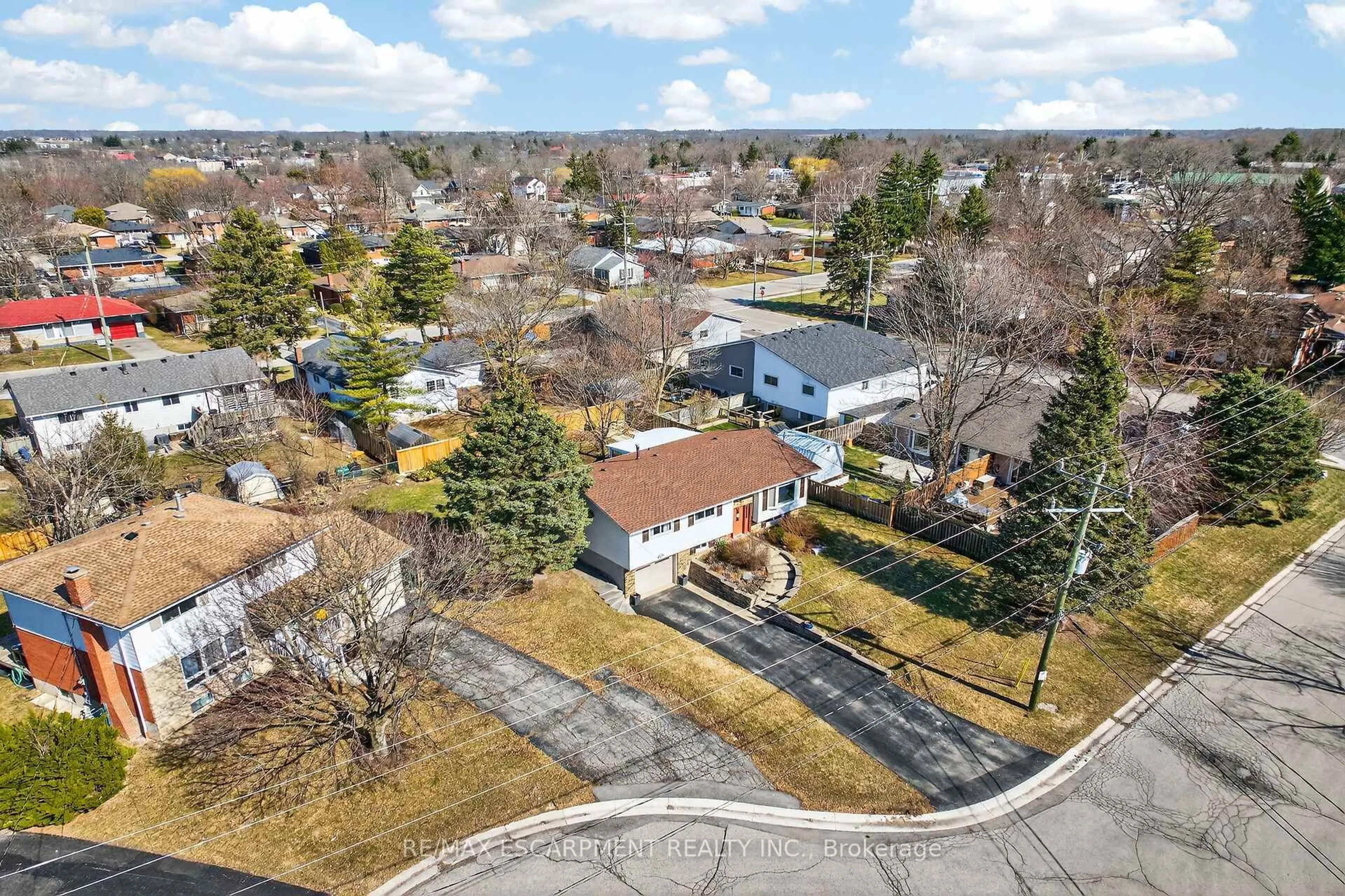 A pic from outside/outdoor area/front of a property/back of a property/a pic from drone, street for 96 Dundee Dr, Haldimand Ontario N3W 1J8