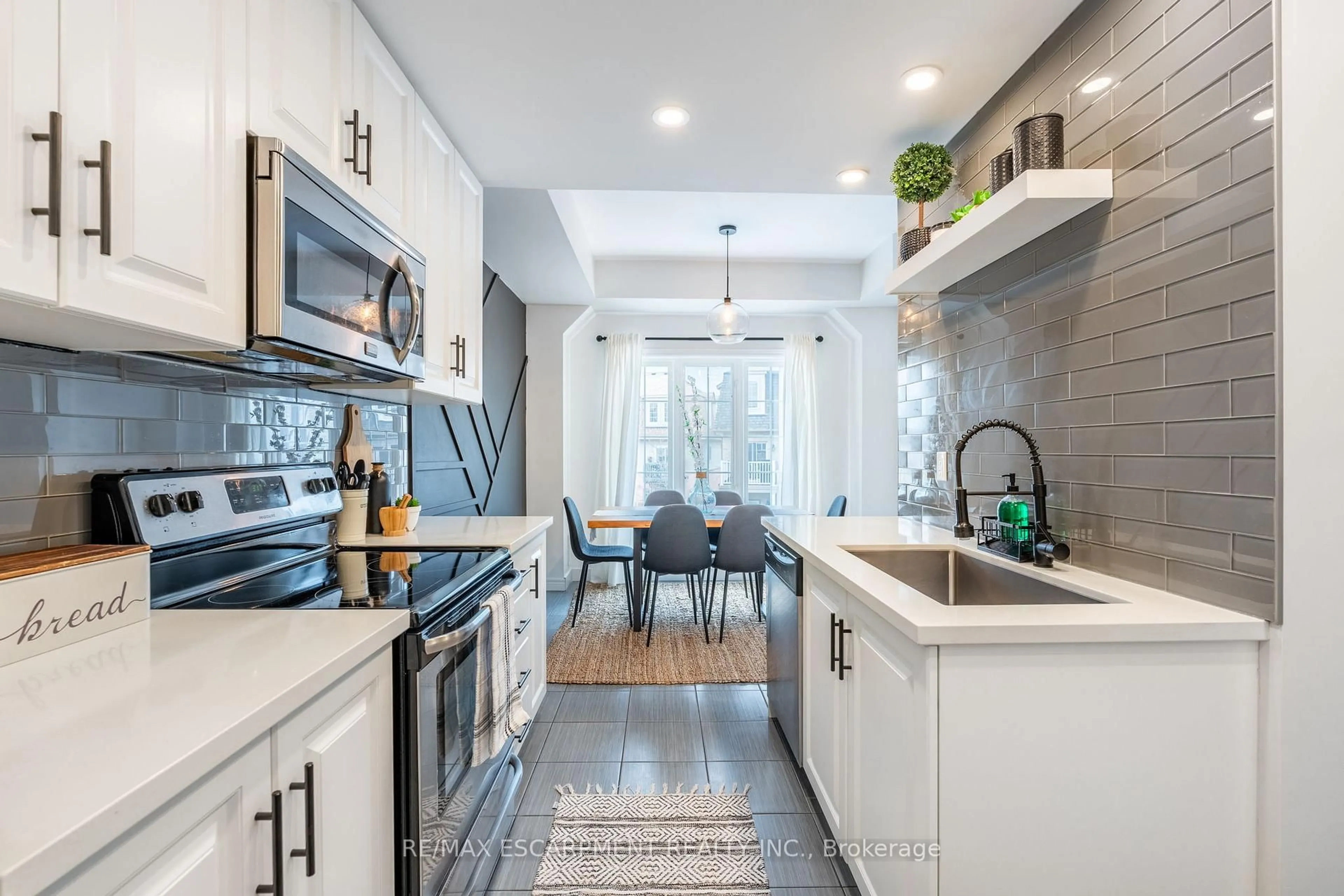 Open concept kitchen, ceramic/tile floor for 11 Stockbridge Gdns #5, Hamilton Ontario L8J 0H5