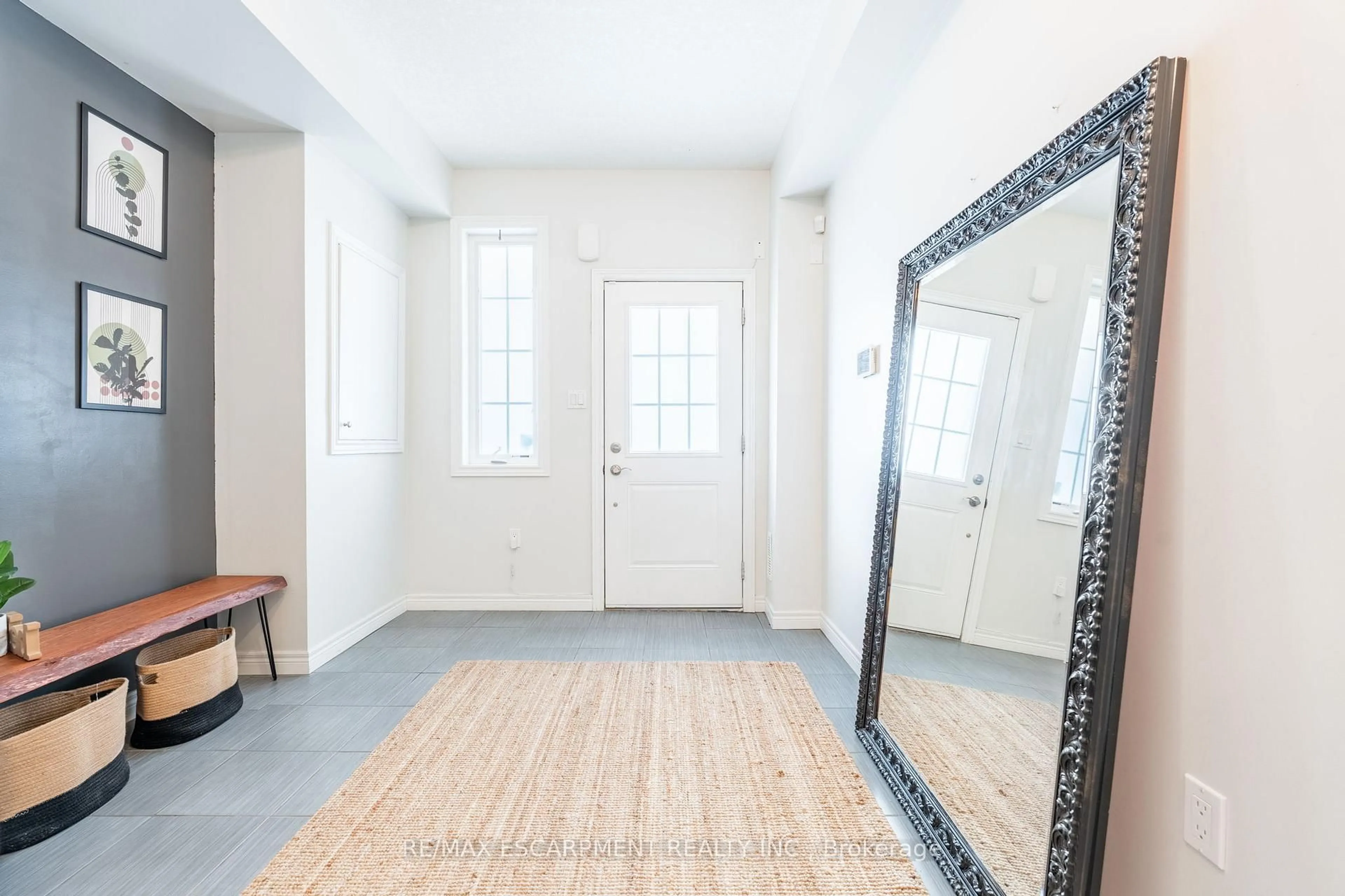 Indoor entryway for 11 Stockbridge Gdns #5, Hamilton Ontario L8J 0H5