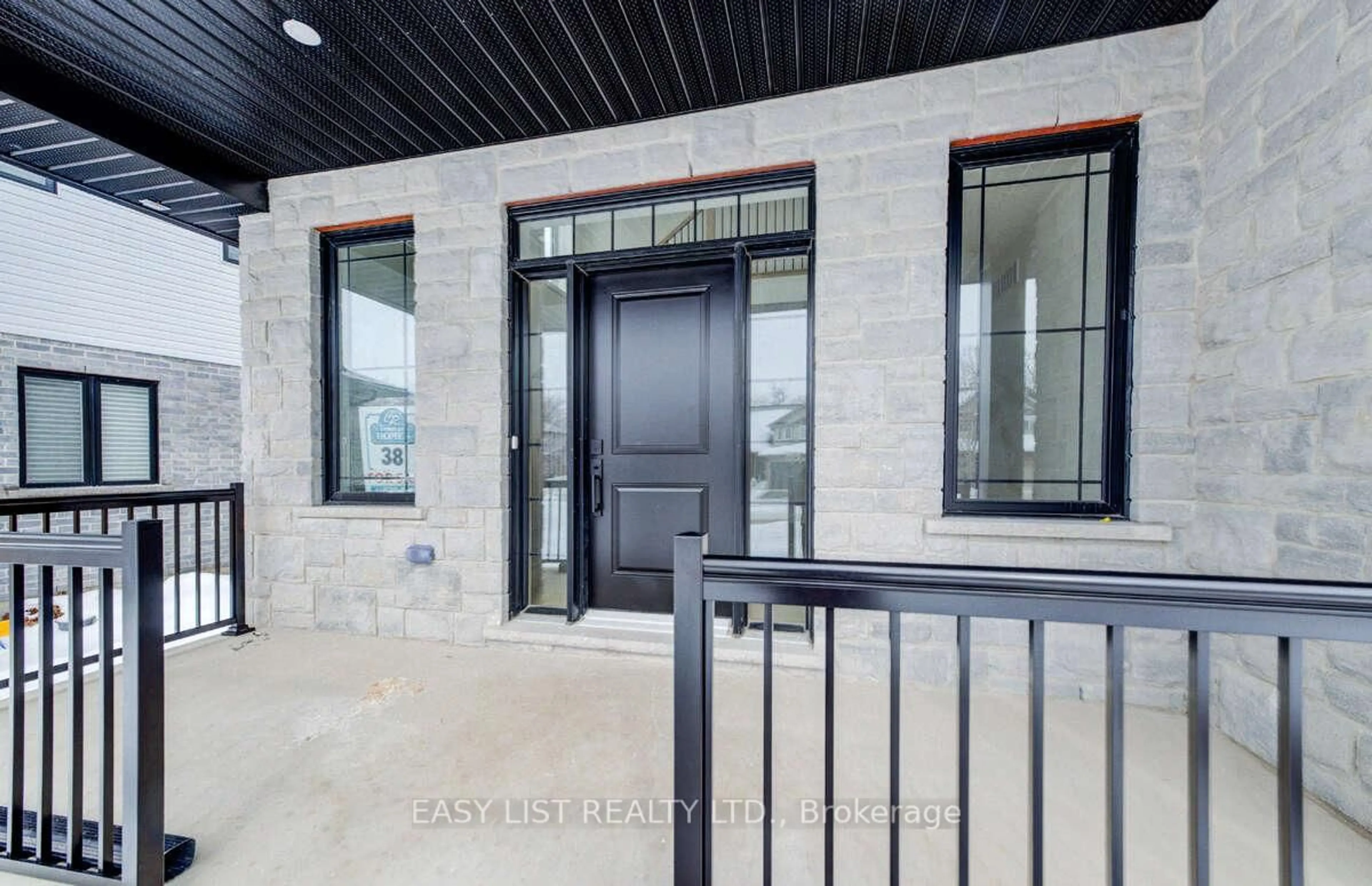 Indoor entryway for 487 Black St, Centre Wellington Ontario N1M 0A2