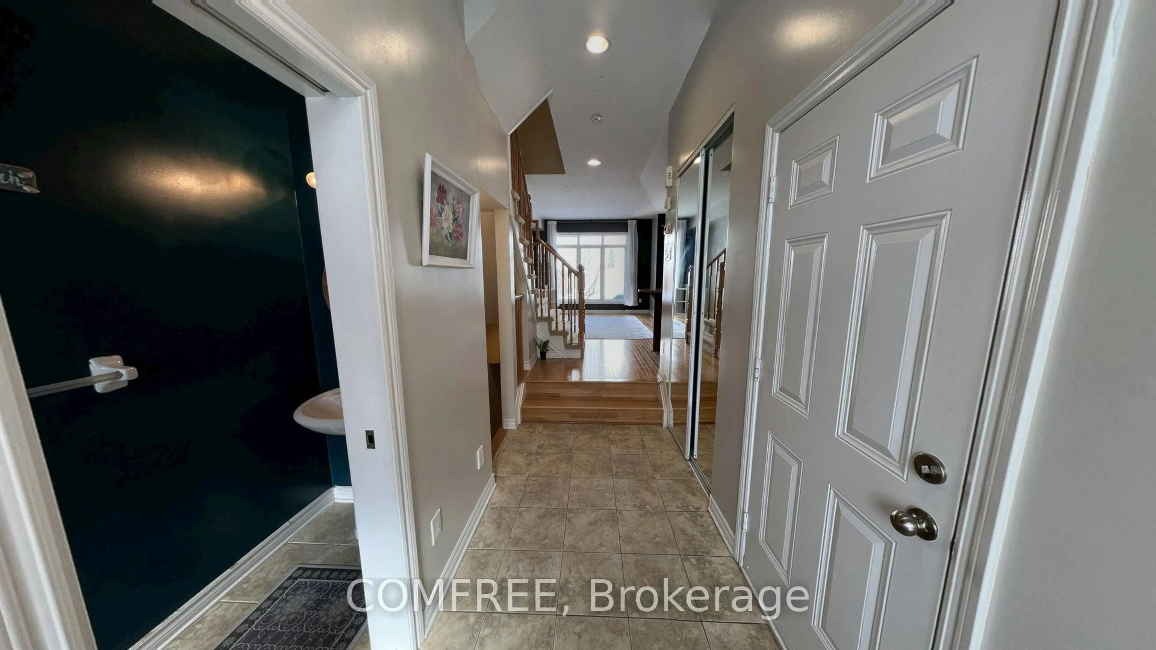 Indoor entryway for 294 Waymark Cres, Ottawa Ontario K2M 0A5