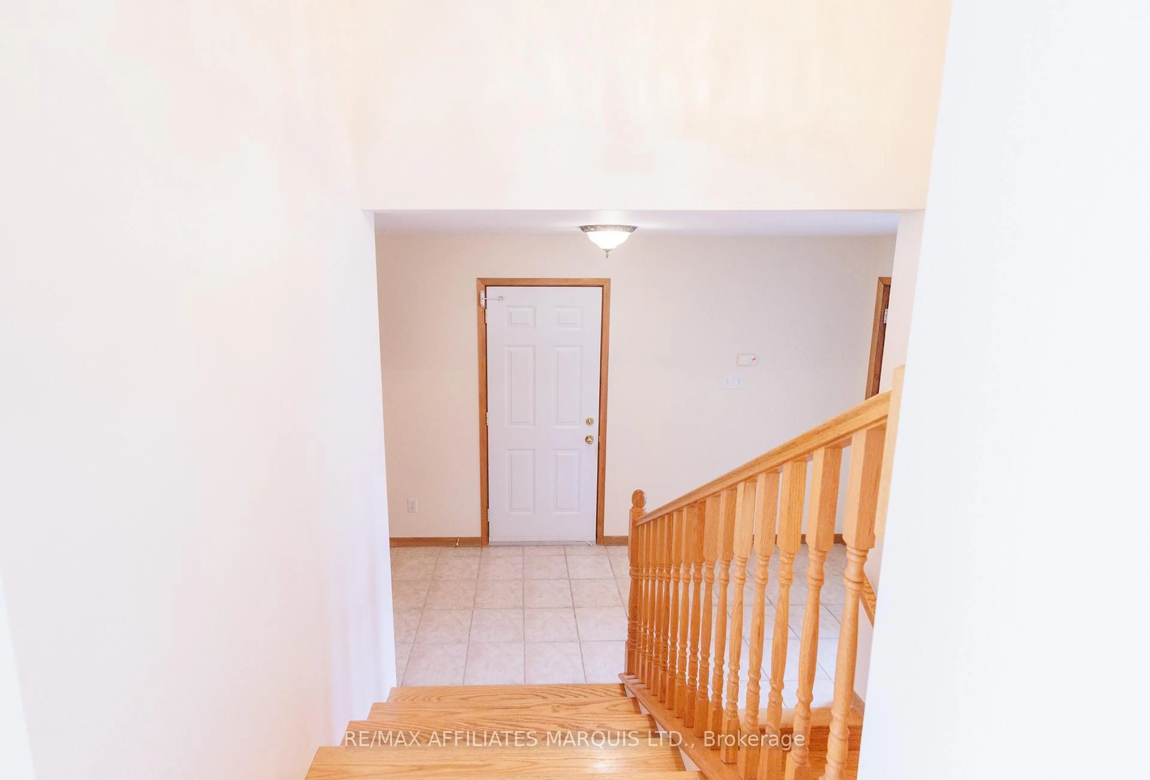 Indoor foyer for 264 Ivan Cres, Cornwall Ontario K6H 7G6