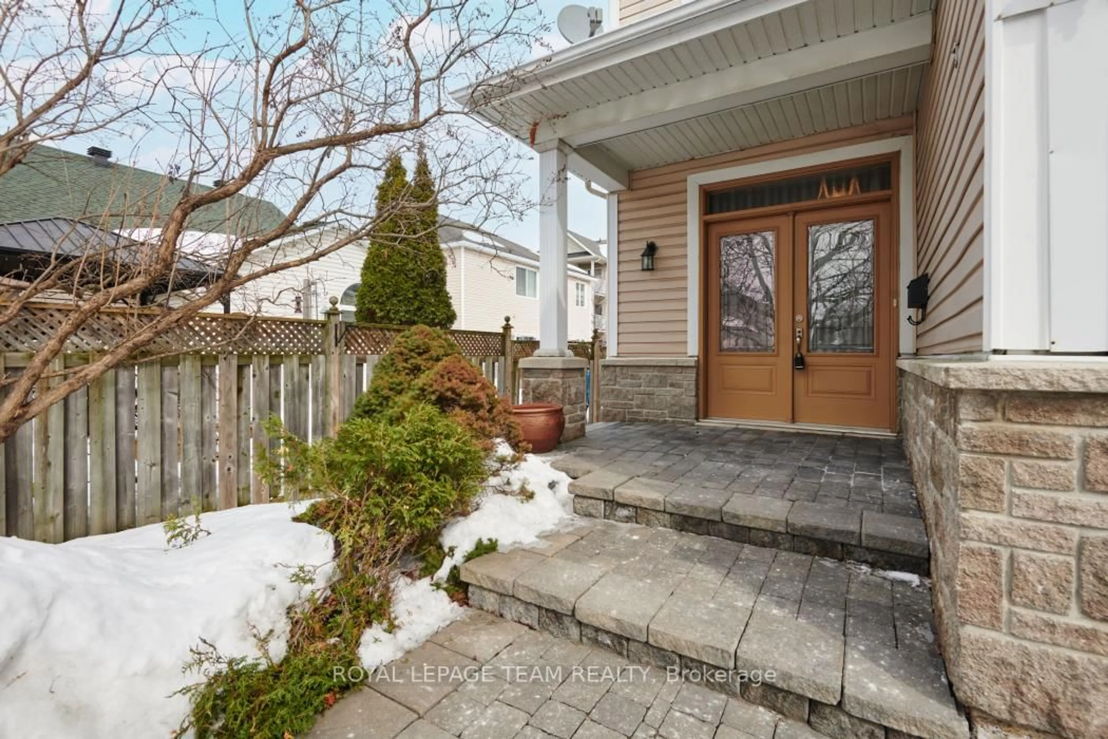 Indoor entryway for 162 Redcliff Ave, Ottawa Ontario K2J 5J7
