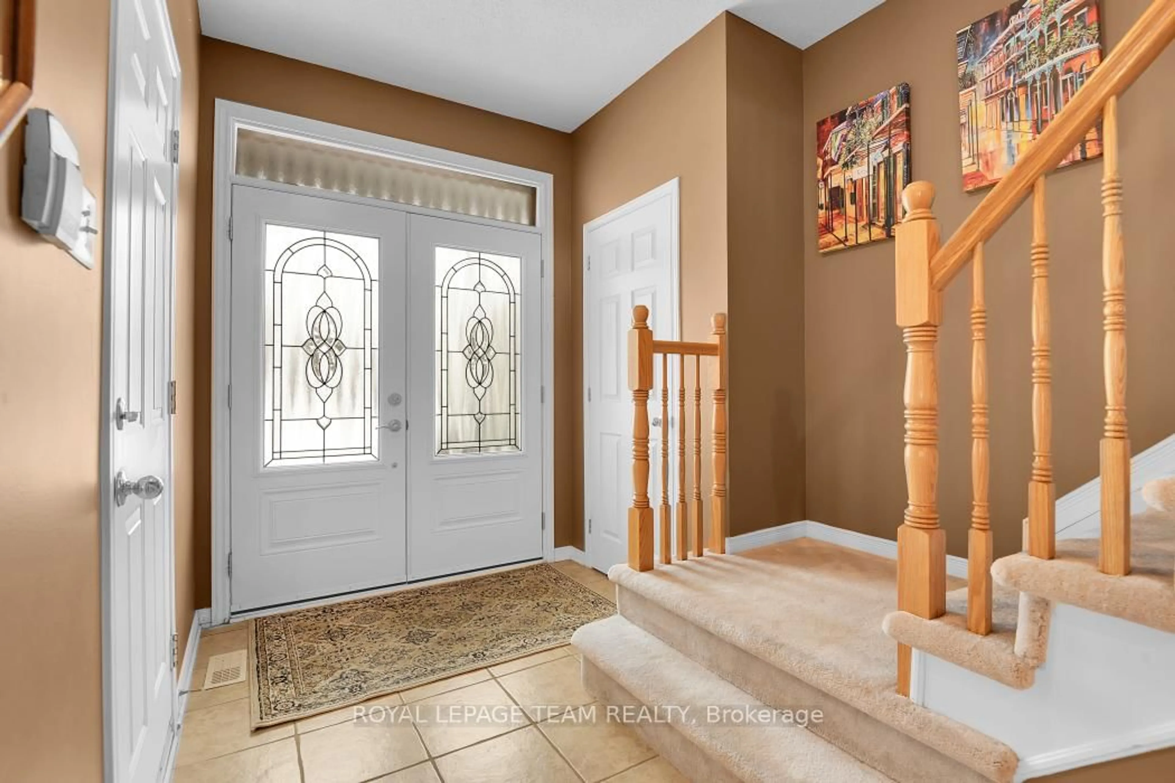 Indoor entryway for 162 Redcliff Ave, Ottawa Ontario K2J 5J7