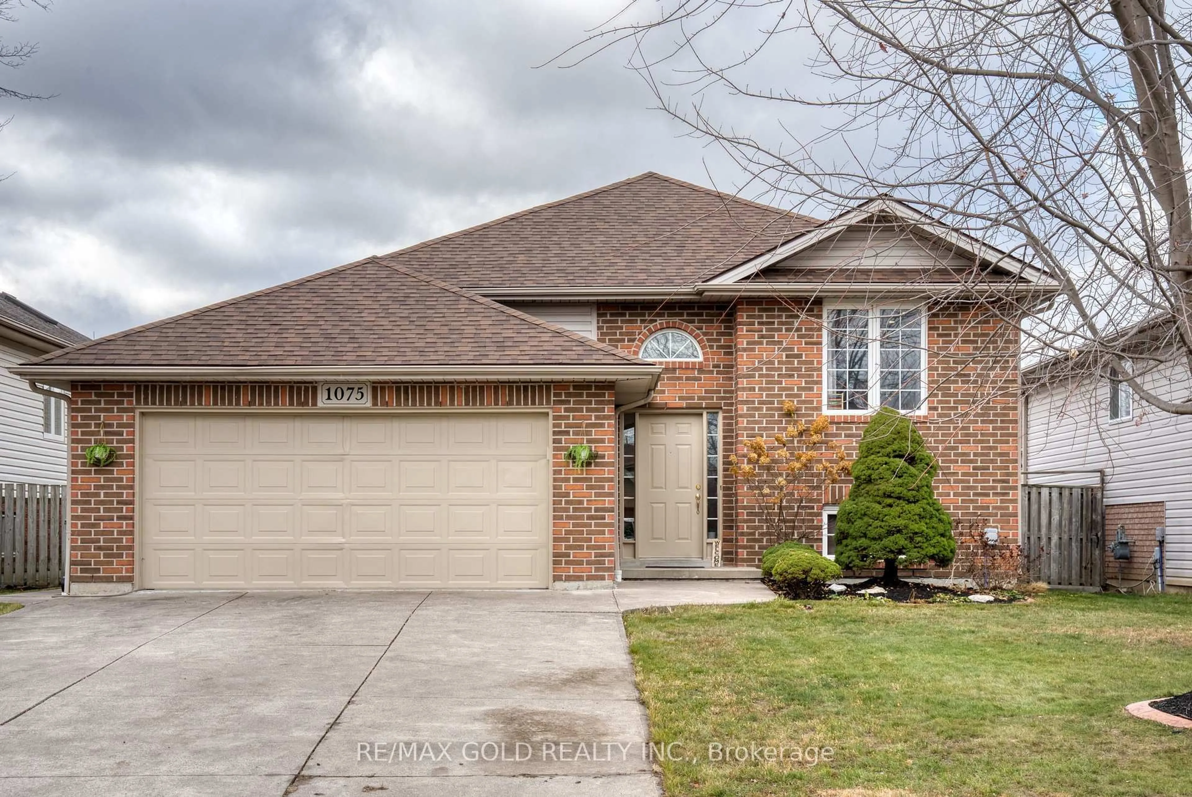 Home with brick exterior material, street for 1075 BANWELL Rd, Windsor Ontario N8P 1J3