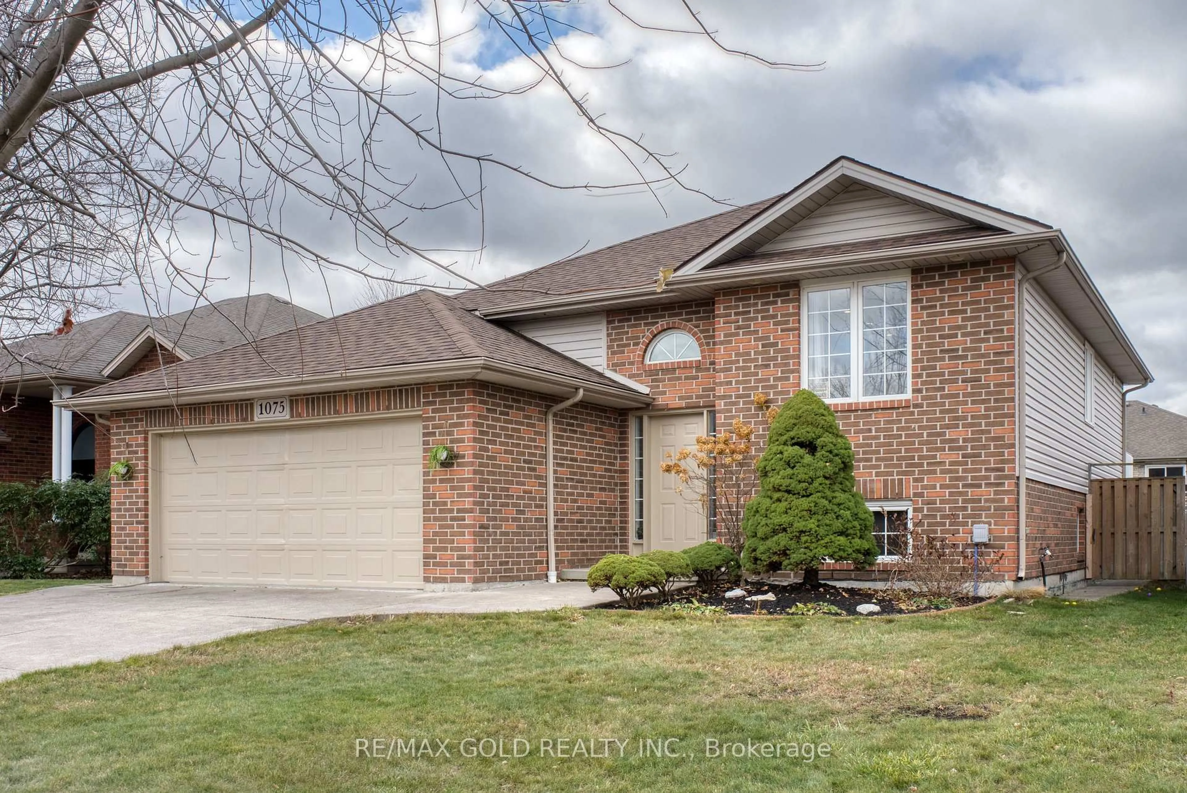 Home with brick exterior material, street for 1075 BANWELL Rd, Windsor Ontario N8P 1J3