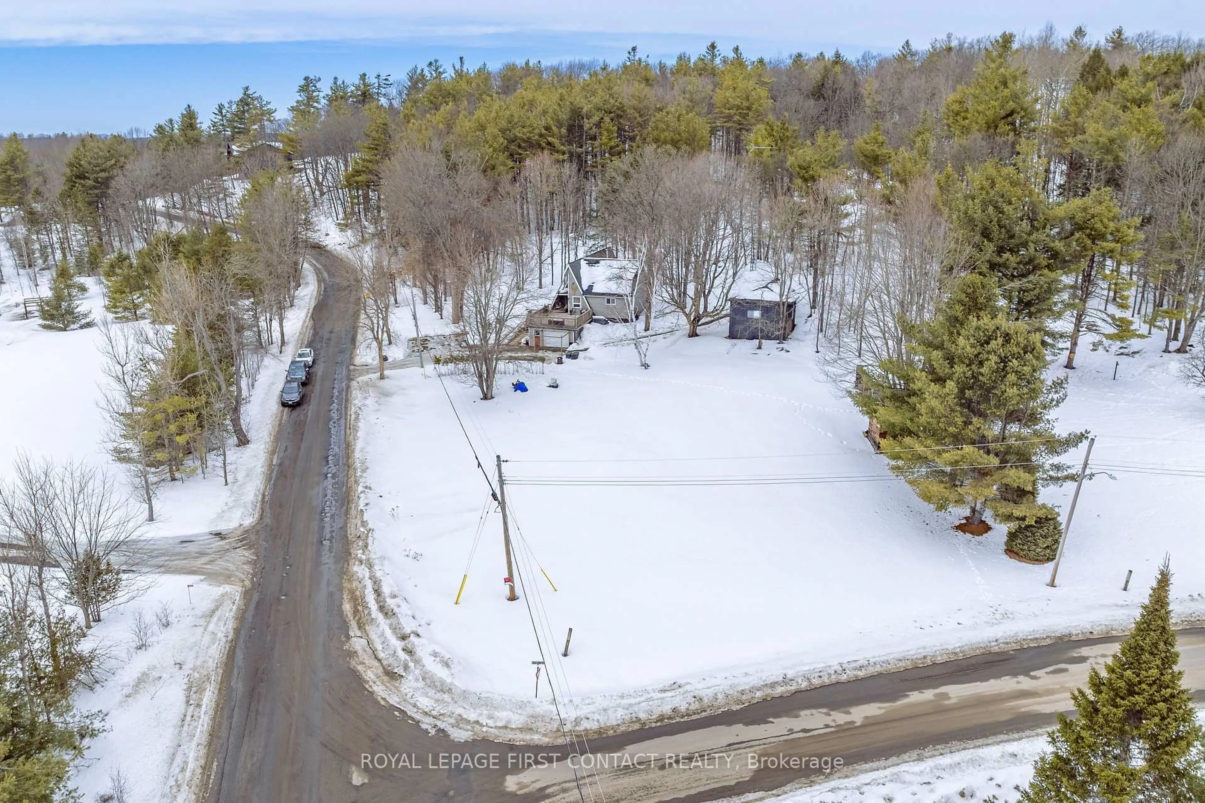 A pic from outside/outdoor area/front of a property/back of a property/a pic from drone, unknown for 1073 Cedar Beach Rd, Bracebridge Ontario P1L 1W8