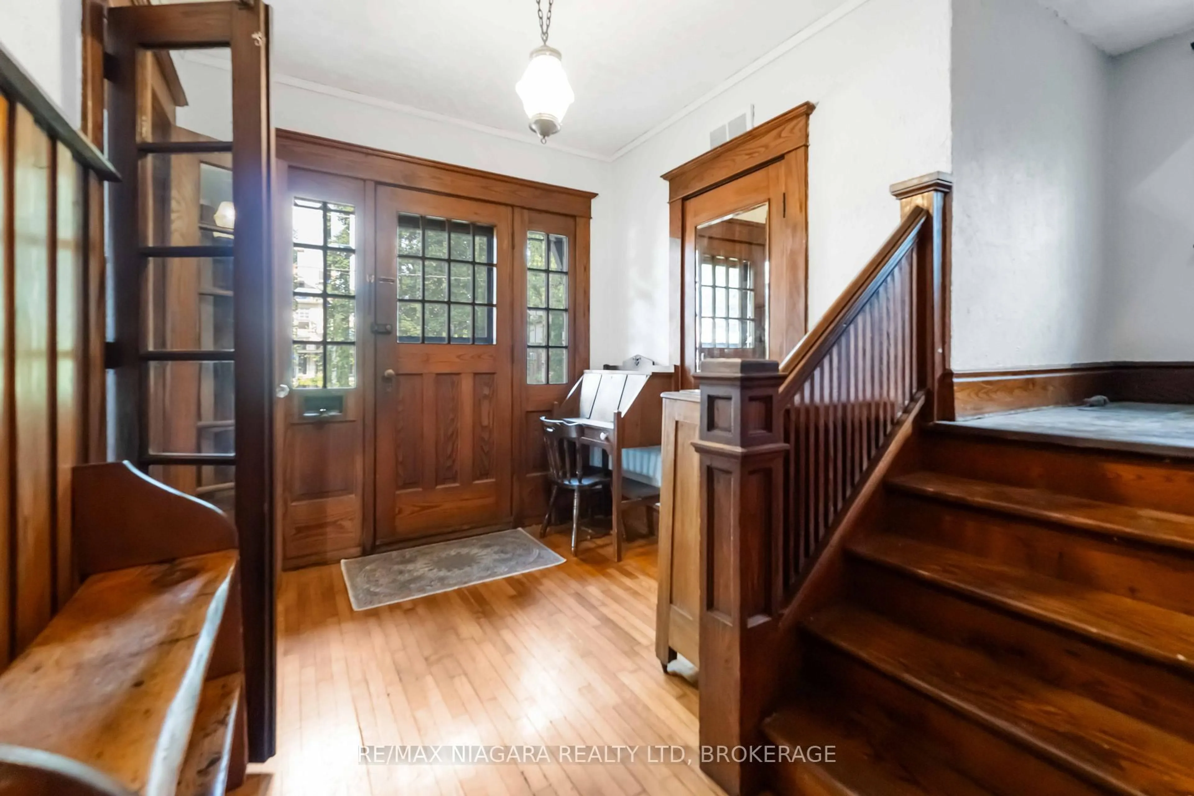 Indoor foyer for 6275 Pine Grove Ave, Niagara Falls Ontario L2G 4J4