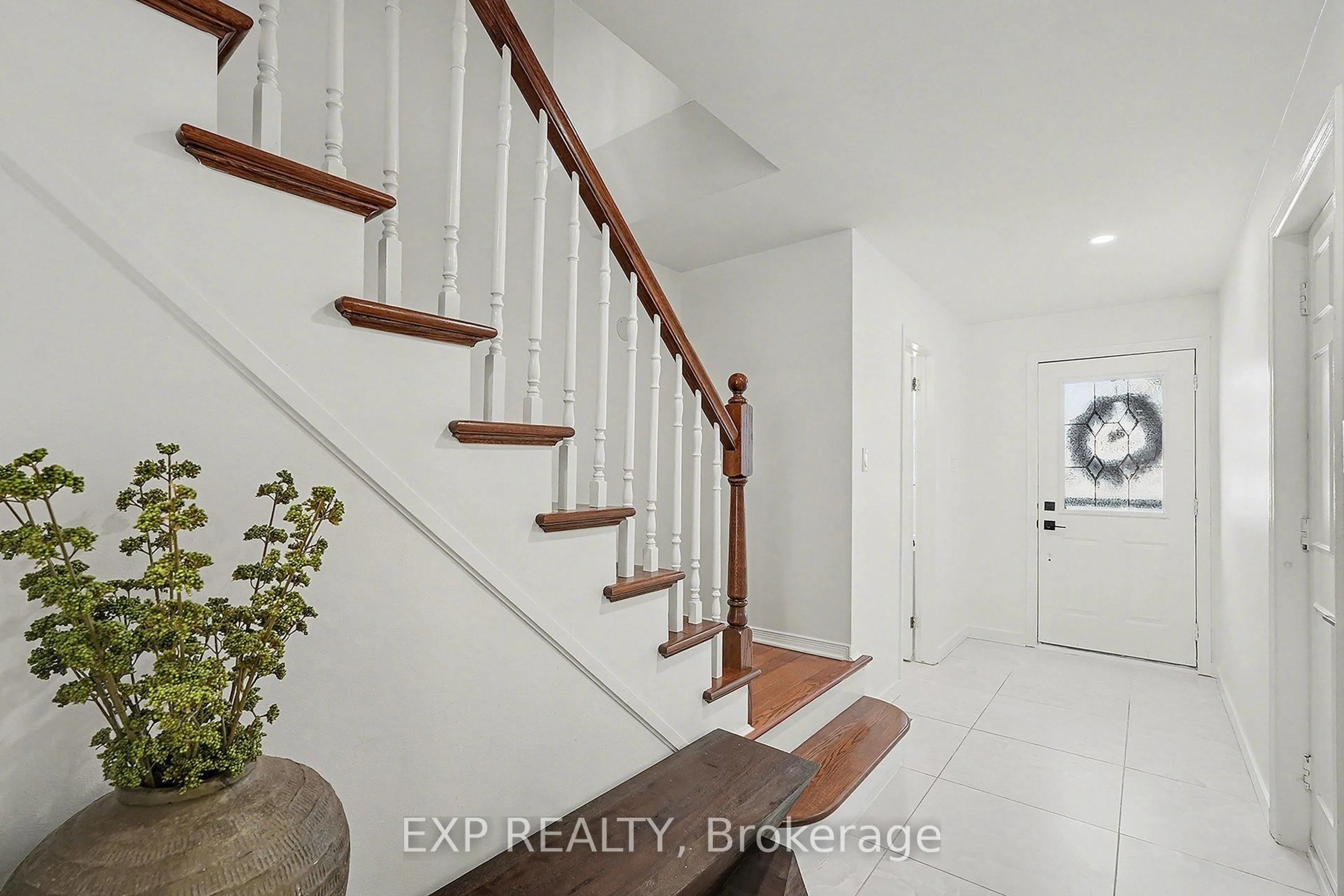 Indoor entryway for 15 Hendrie Crt, Kanata Ontario K2L 4A4