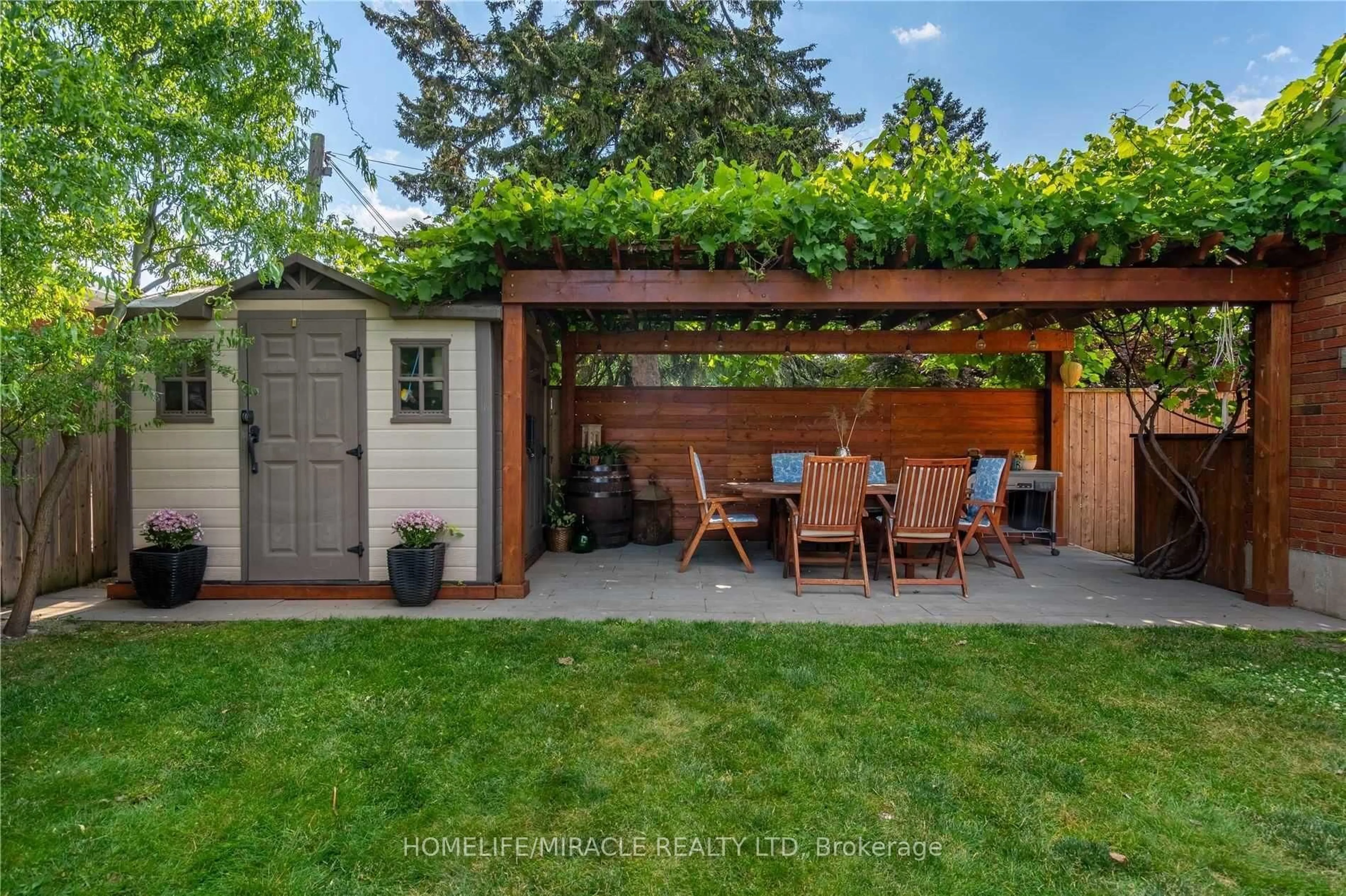 Patio, street for 6696 Huggins St, Niagara Falls Ontario L2J 1H7