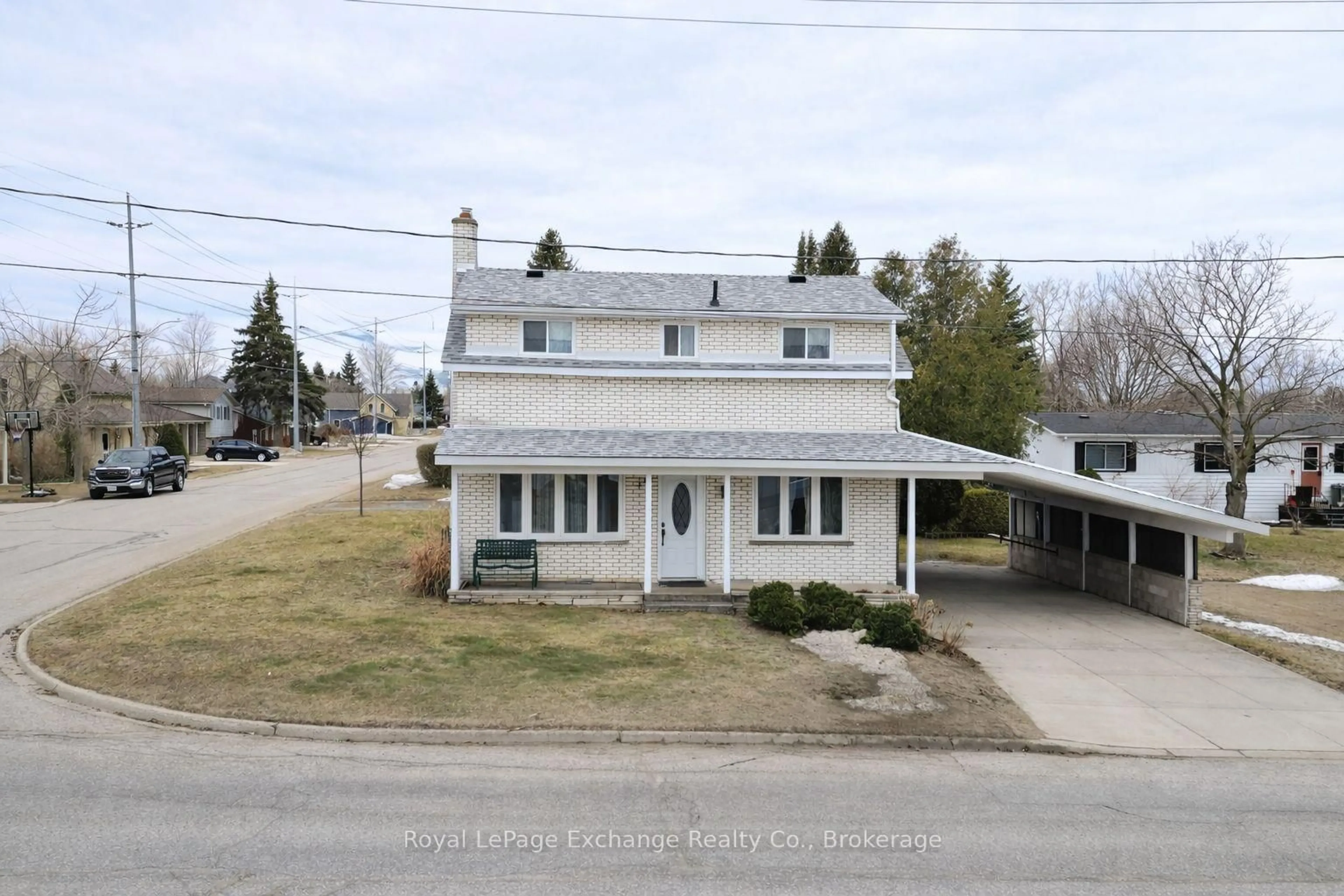 A pic from outside/outdoor area/front of a property/back of a property/a pic from drone, street for 350 St Albert St, Kincardine Ontario N2Z 2T8
