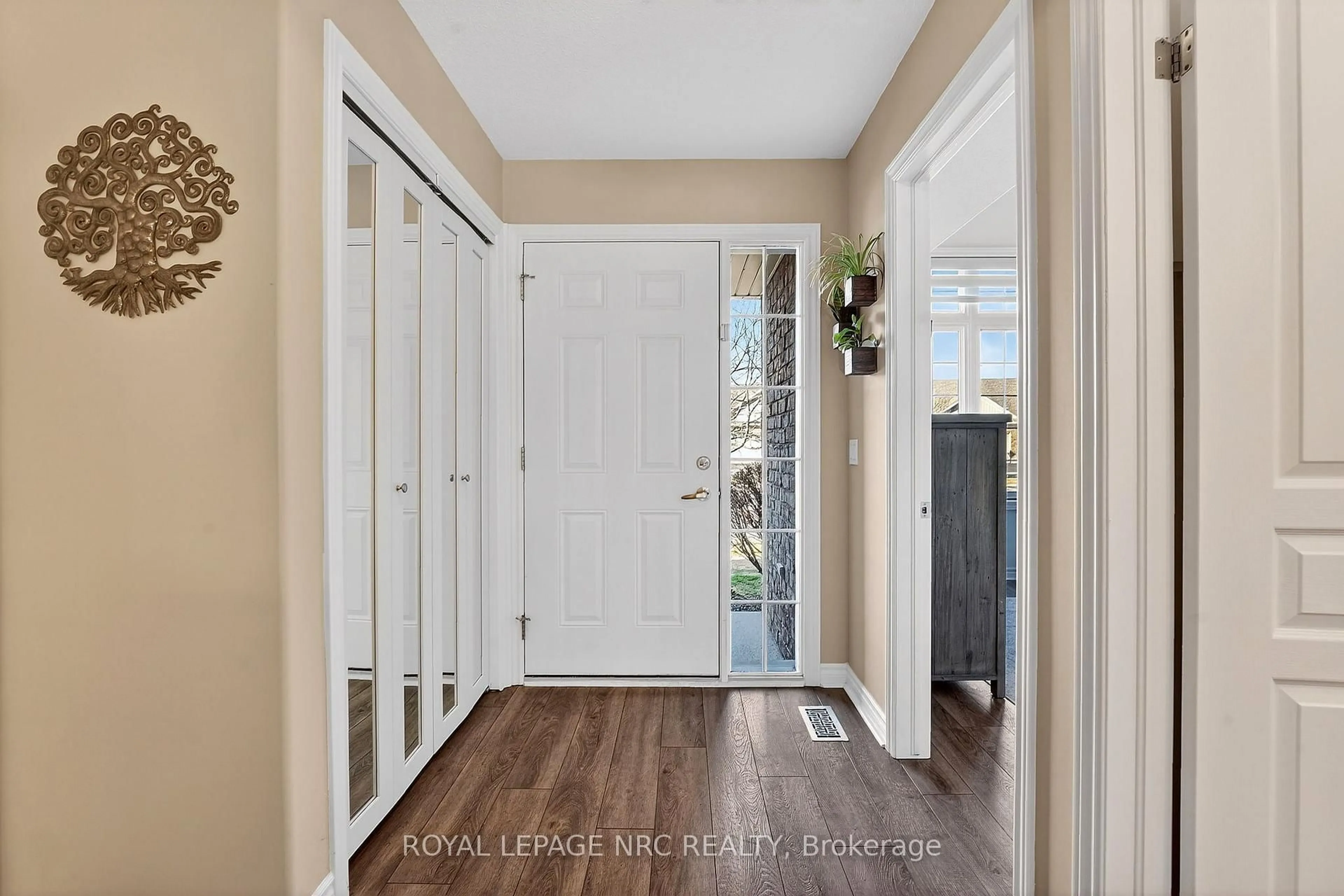 Indoor entryway for 660 Albert St #9, Fort Erie Ontario L2A 0A1