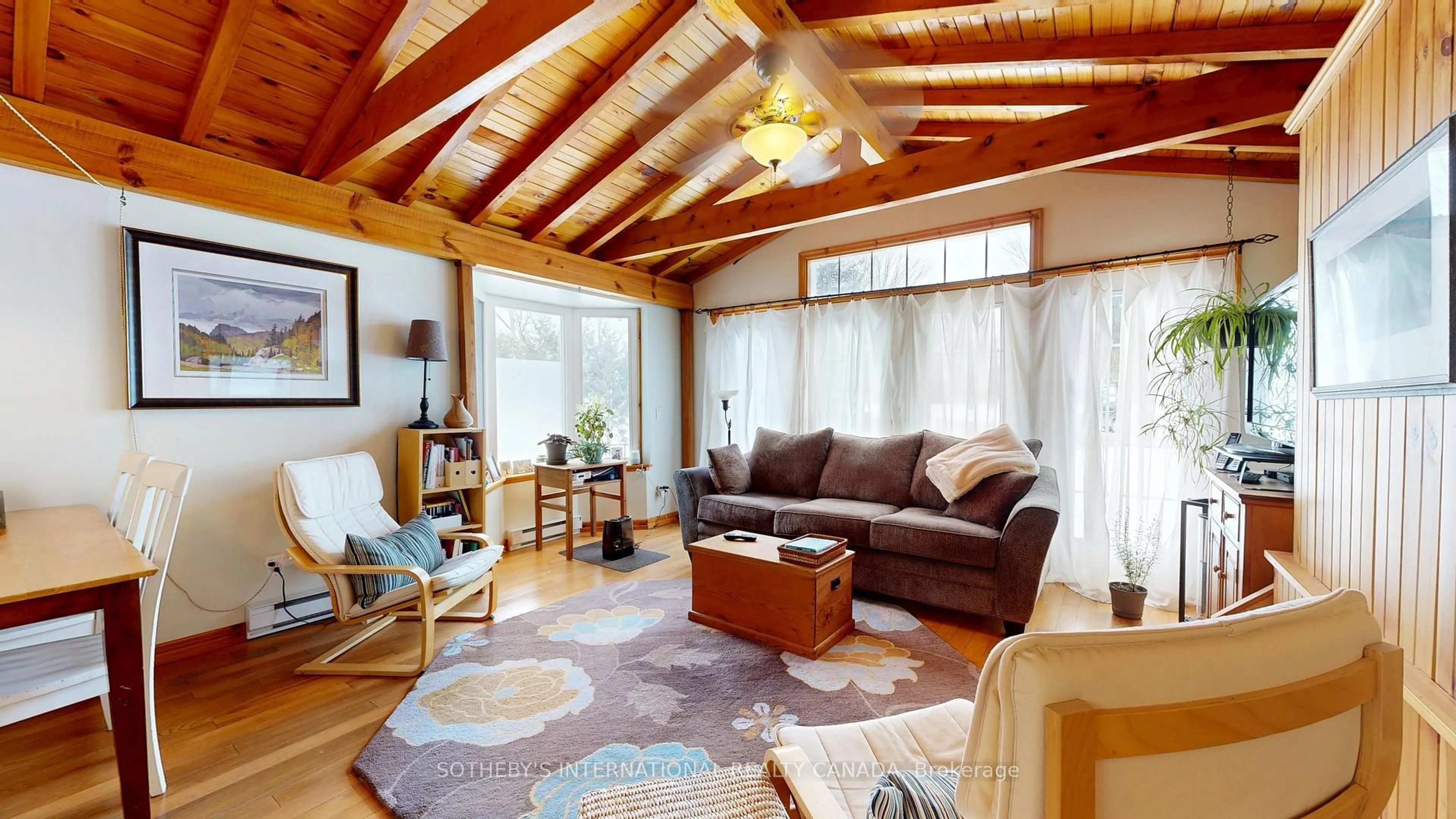 Living room with furniture, wood/laminate floor for 929 Tanglewood Dr, Huron-Kinloss Ontario N2Z 2X3