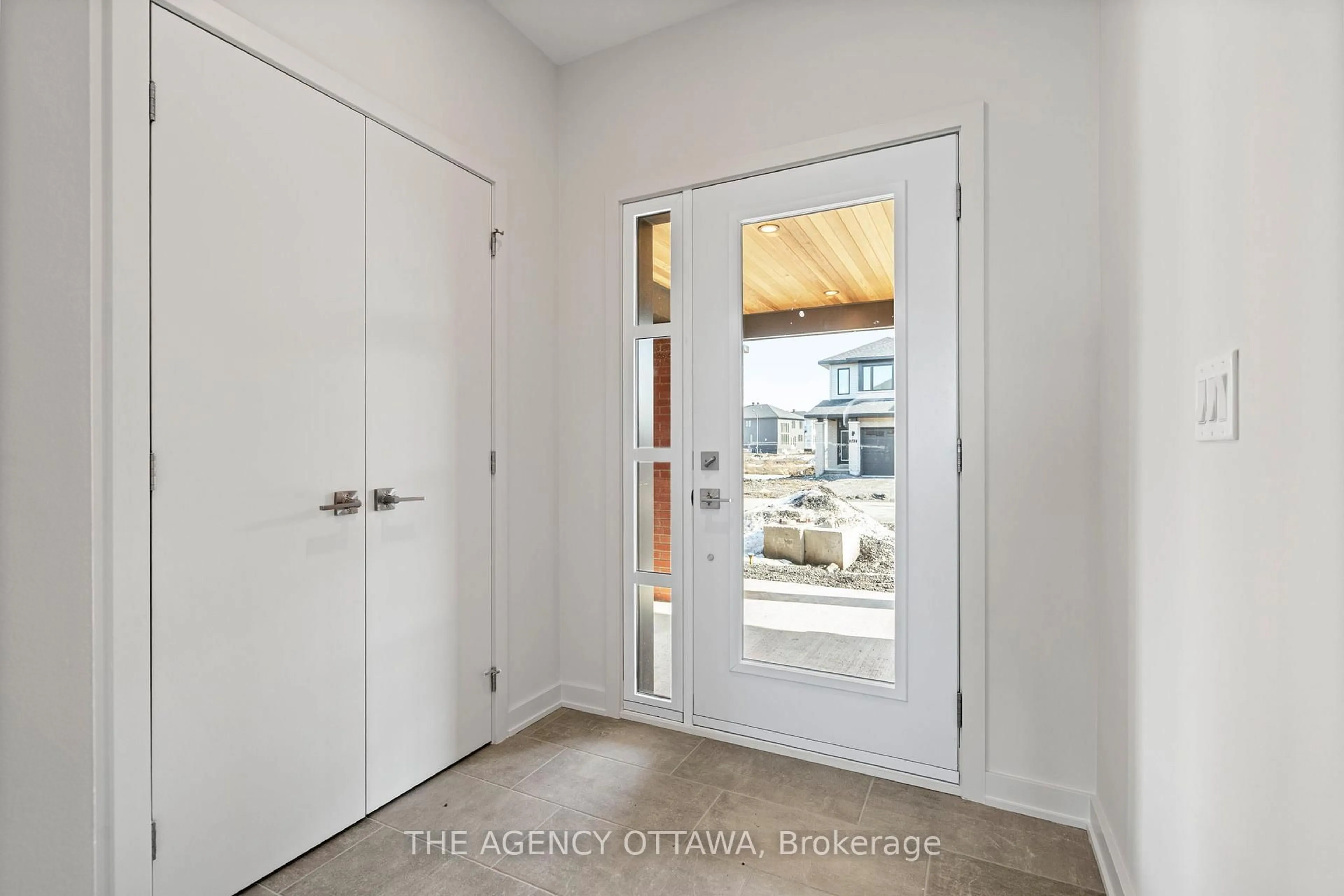 Indoor entryway for 267 Apricot St, Ottawa Ontario K1X 0K1